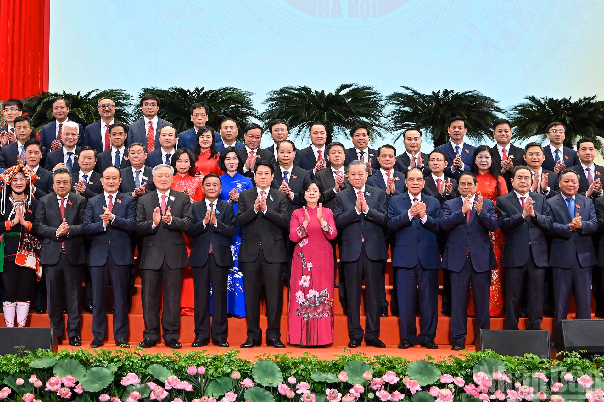 Dirigentes y exdirigentes del Partido y del Estado se toman fotos con delegados a la cita.