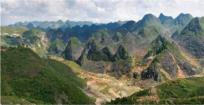 La majestuosa belleza de la meseta kárstica de Dong Van, ubicada en la provincia norteña de Tuyen Quang. La majestuosa belleza de la meseta kárstica de Dong Van, ubicada en la provincia norteña de Tuyen Quang.