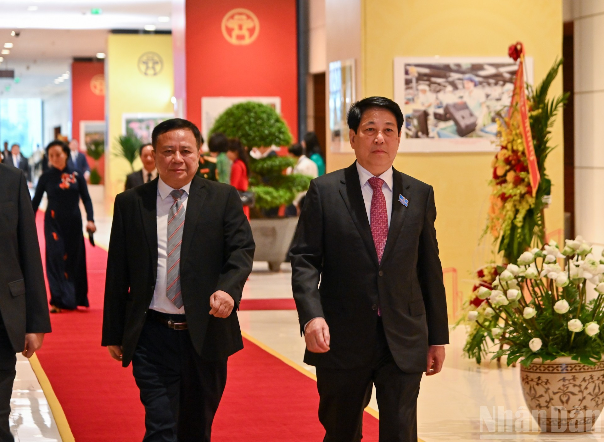 El presidente de Vietnam, Luong Cuong (derecha), asiste a la asamblea.