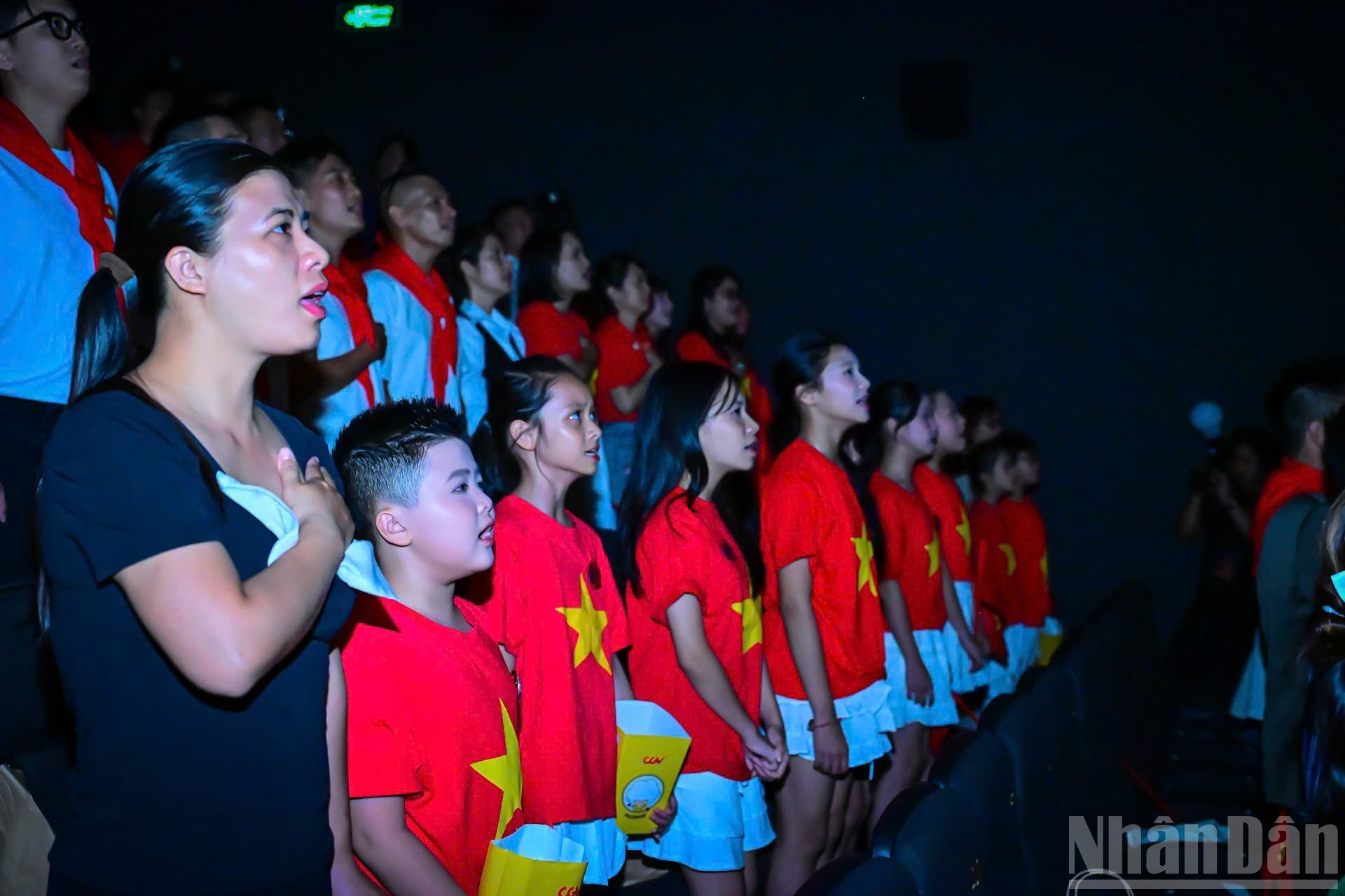 Los espectadores entonan el himno nacional.