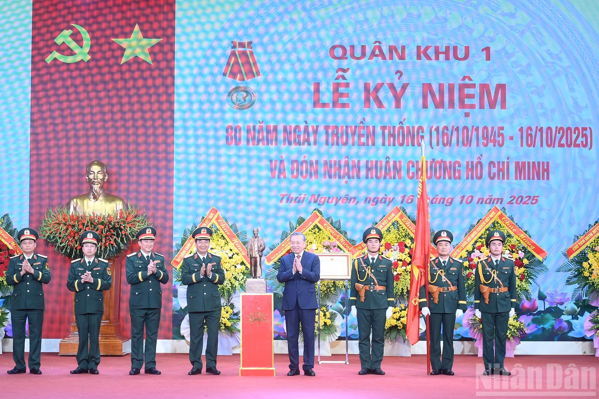 El líder partidista otorga una estatuilla del Presidente Ho Chi Minh al cuerpo militar.