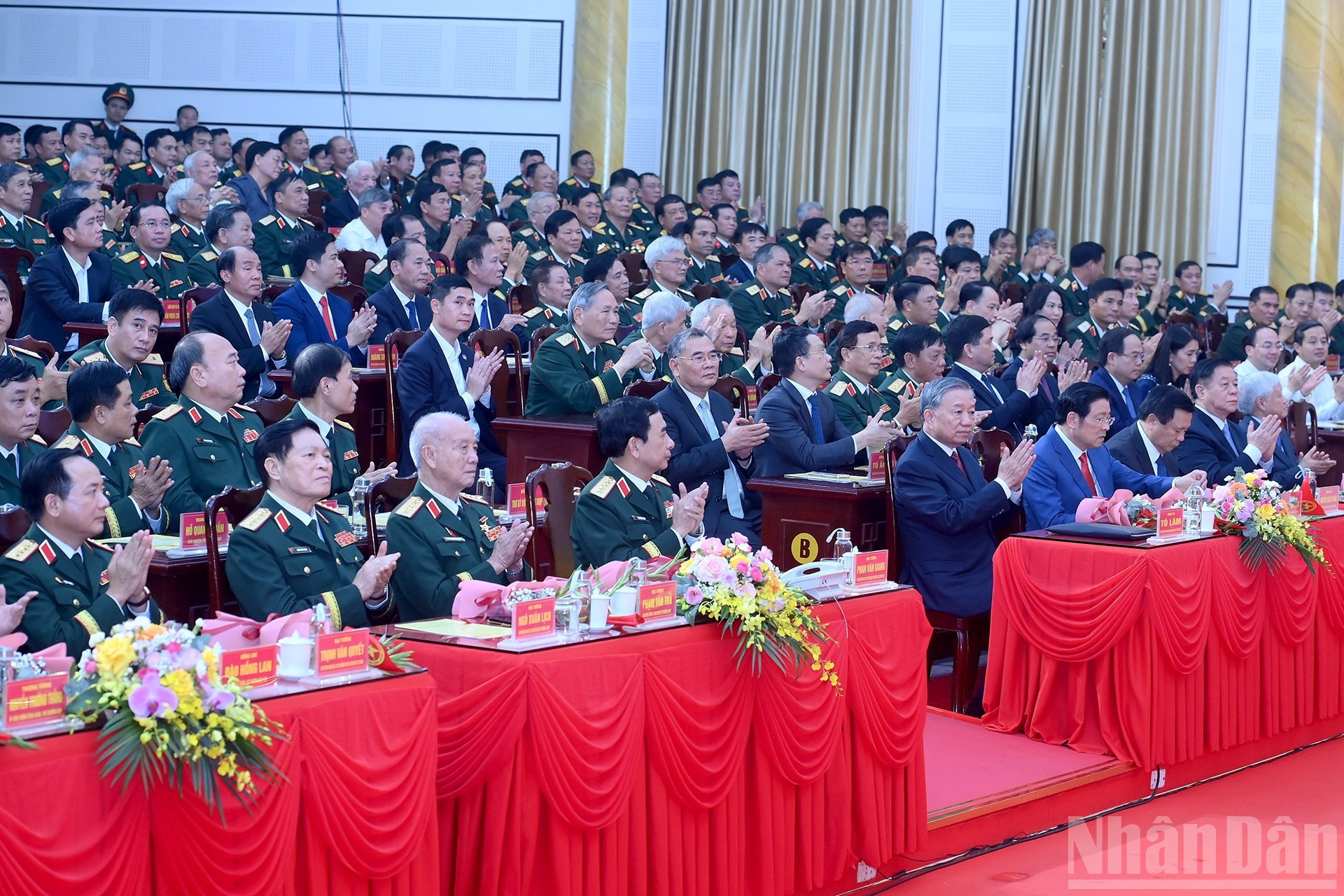El secretario general del Partido Comunista de Vietnam, To Lam, y delegados a la ceremonia. El secretario general del Partido Comunista de Vietnam, To Lam, y delegados a la ceremonia.