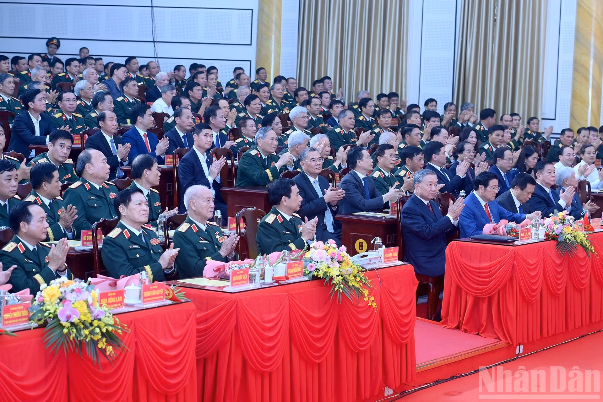 El secretario general del Partido Comunista de Vietnam, To Lam, y delegados a la ceremonia.