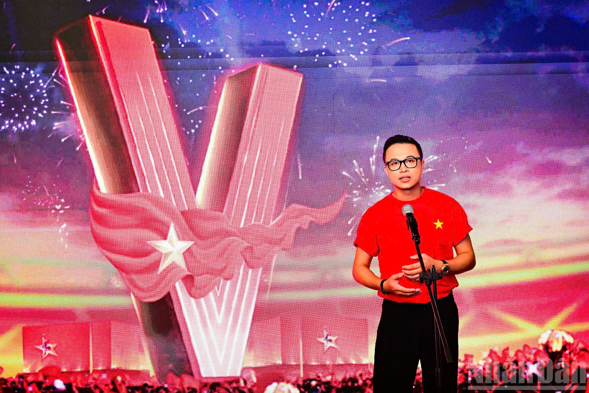 El director del concierto “La Patria en el corazón”, Dang Le Minh Tri, habla en el acto.