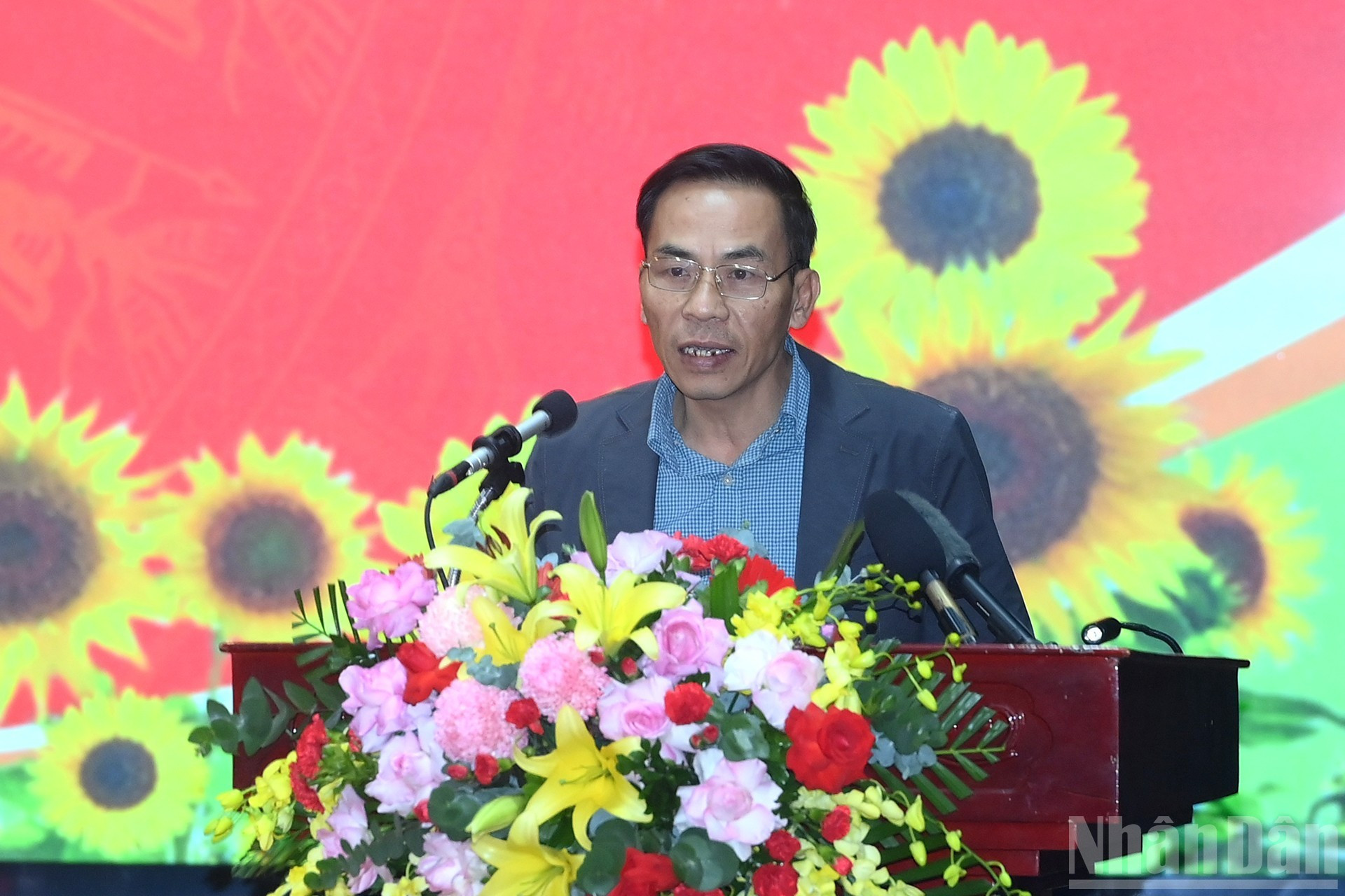 Representantes del electorado de Hung Yen aportan opiniones.