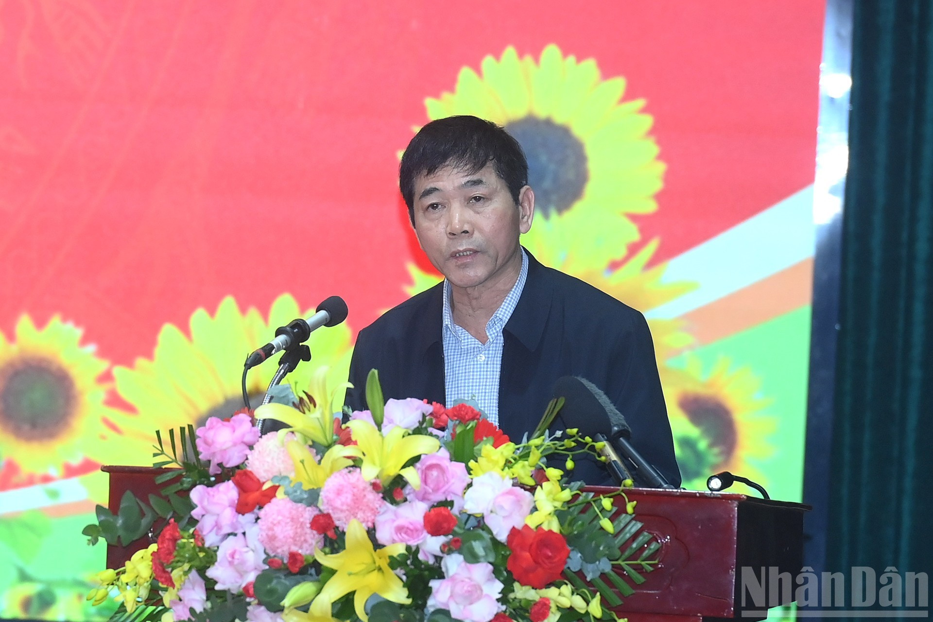 Representantes del electorado de Hung Yen aportan opiniones.