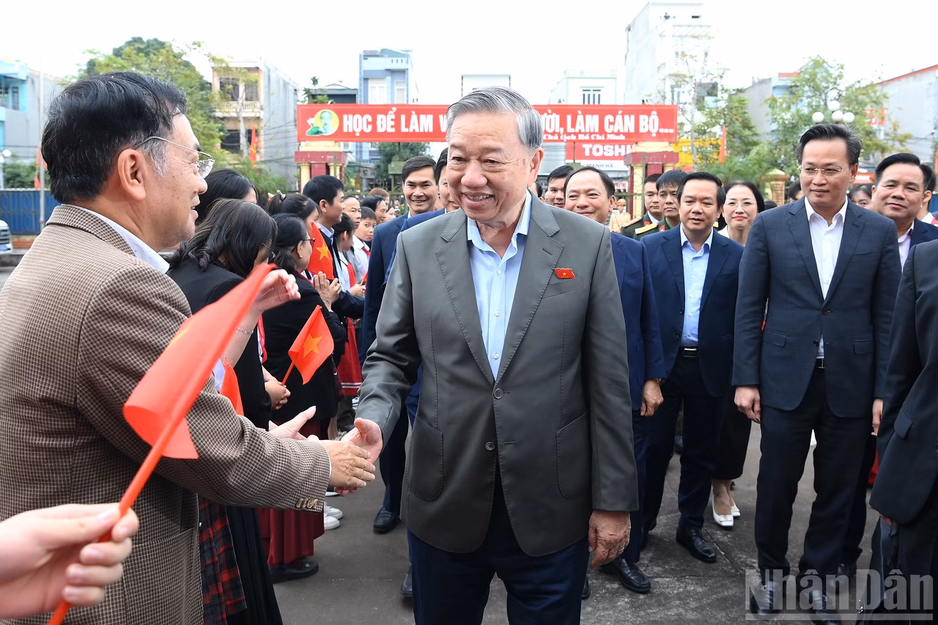 El secretario general del Partido Comunista de Vietnam, To Lam, recibido por votantes de Hung Yen.