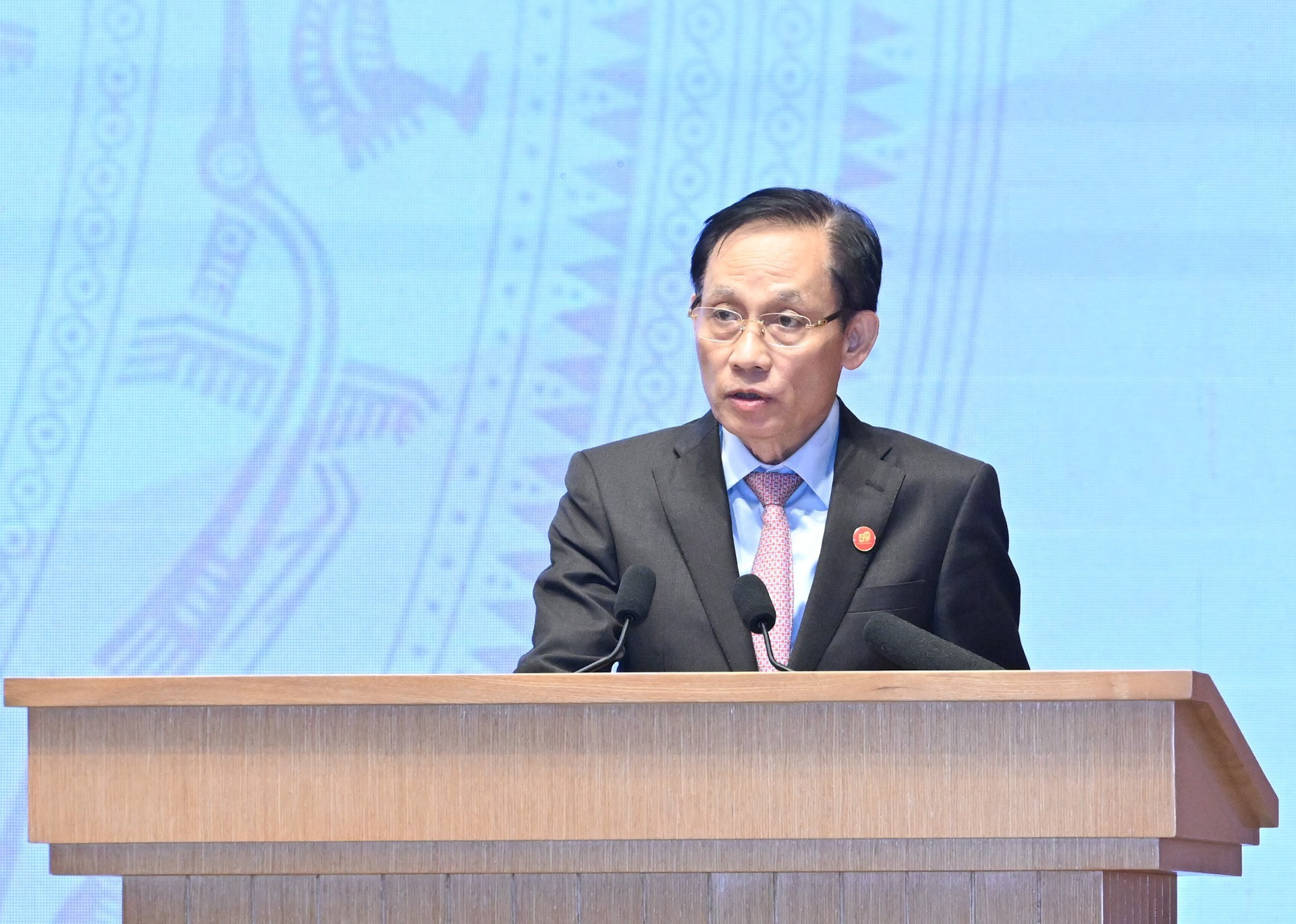 El ministro de Relaciones Exteriores de Vietnam, Le Hoai Trung, da palabras.