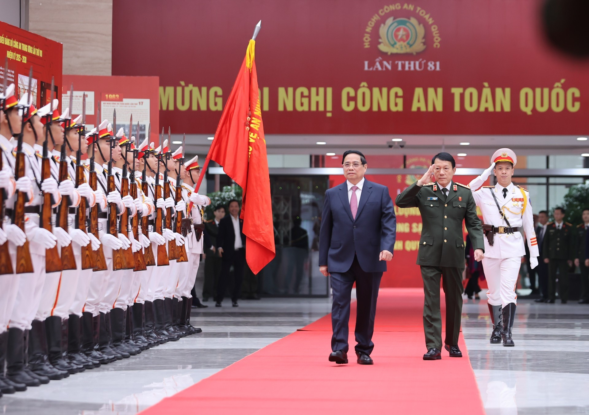 El primer ministro Pham Minh Chinh pasa revista a la guardia de honor.