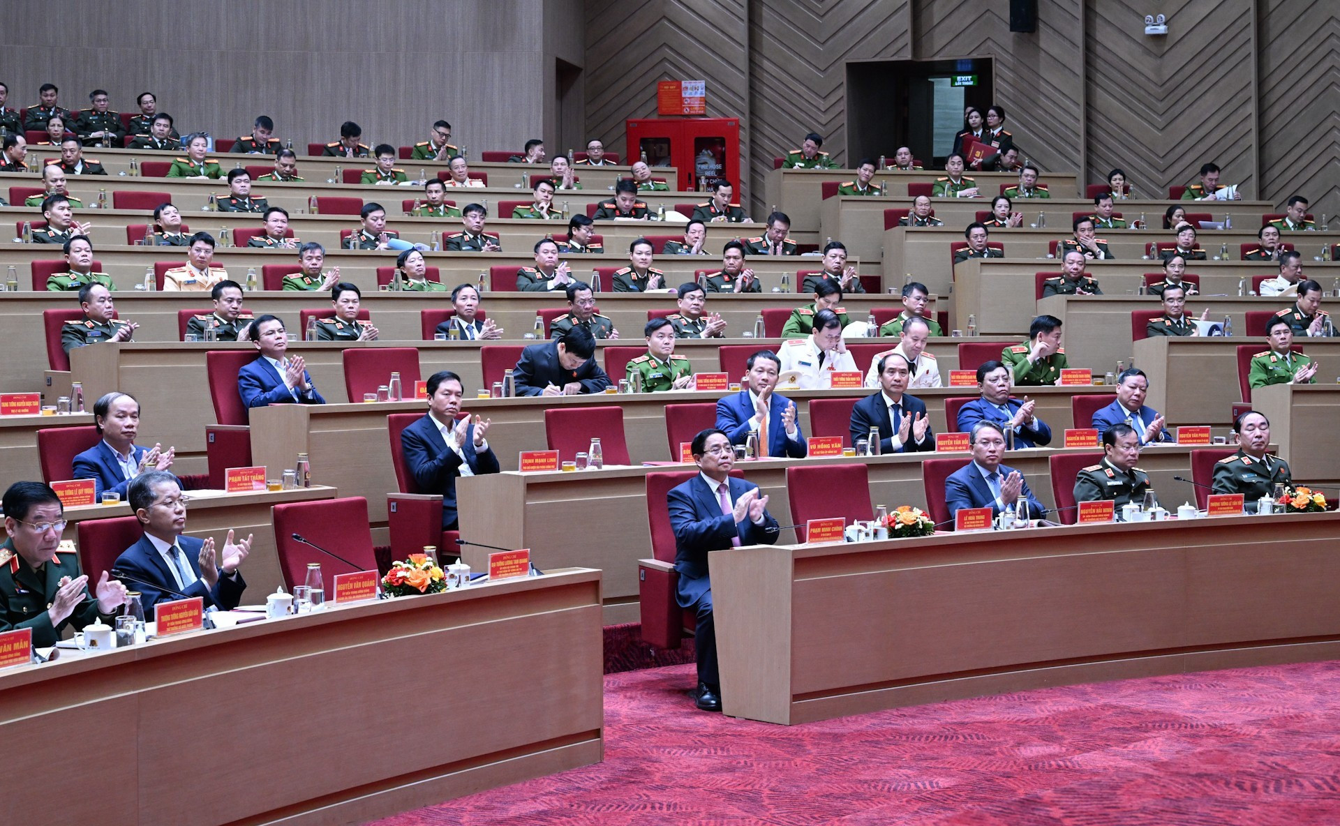 El premier Pham Minh Chinh y delegados a la conferencia.
