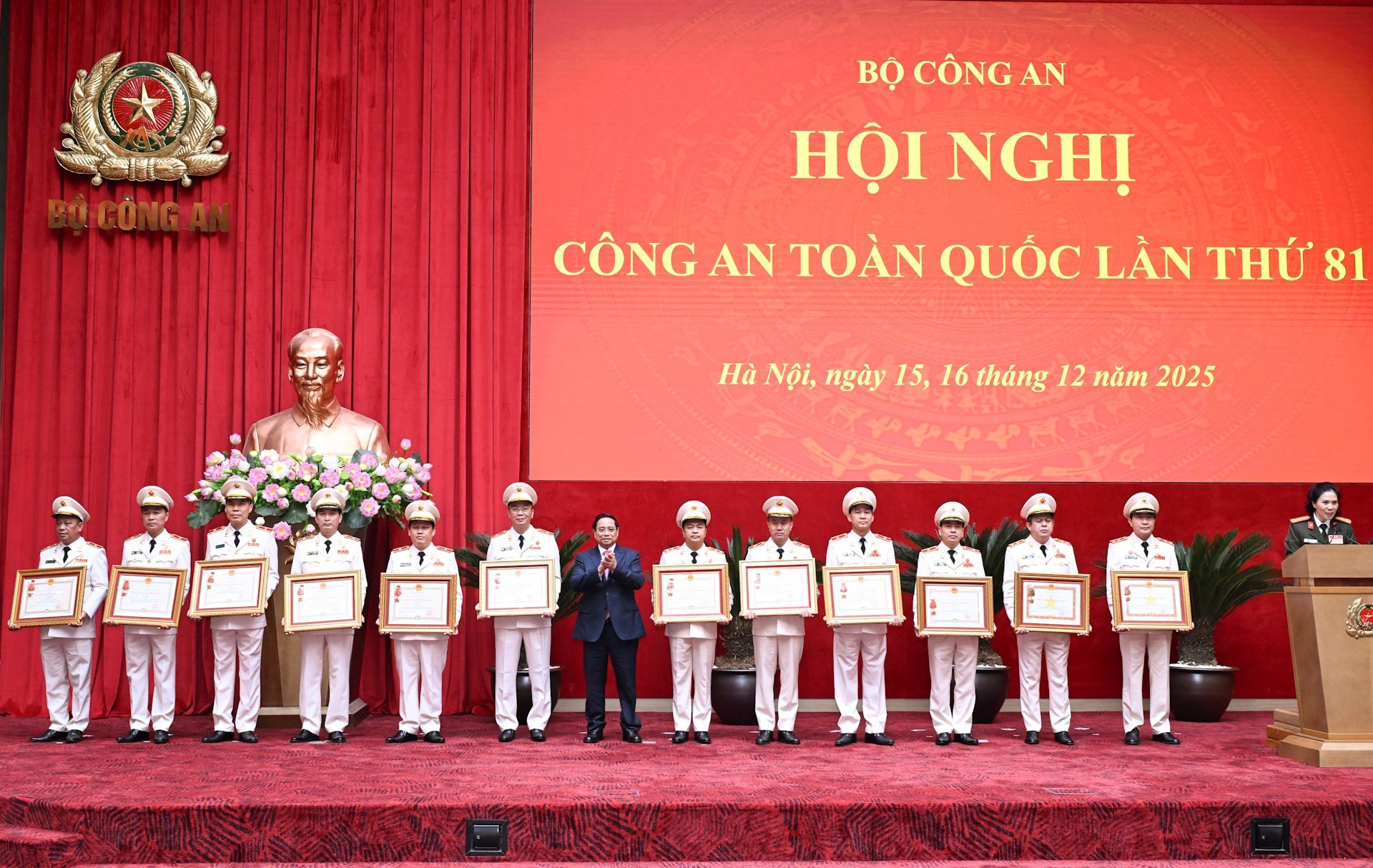 El premier Pham Minh Chinh otorga la Orden de Mérito Militar de segunda clase y la Orden de Hazañas de primera clase a los merecedores.