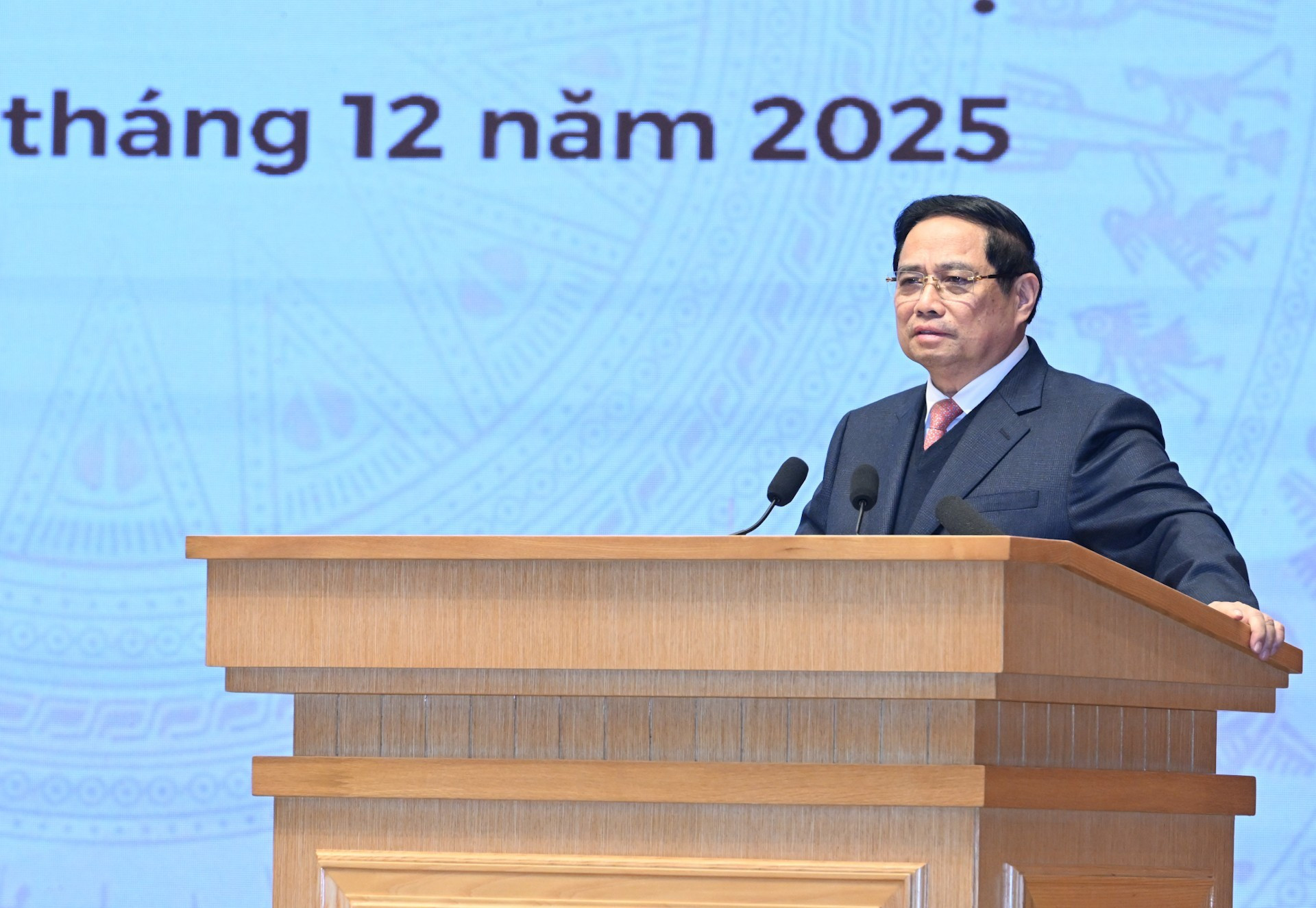 El primer ministro Pham Minh Chinh interviene en el evento.