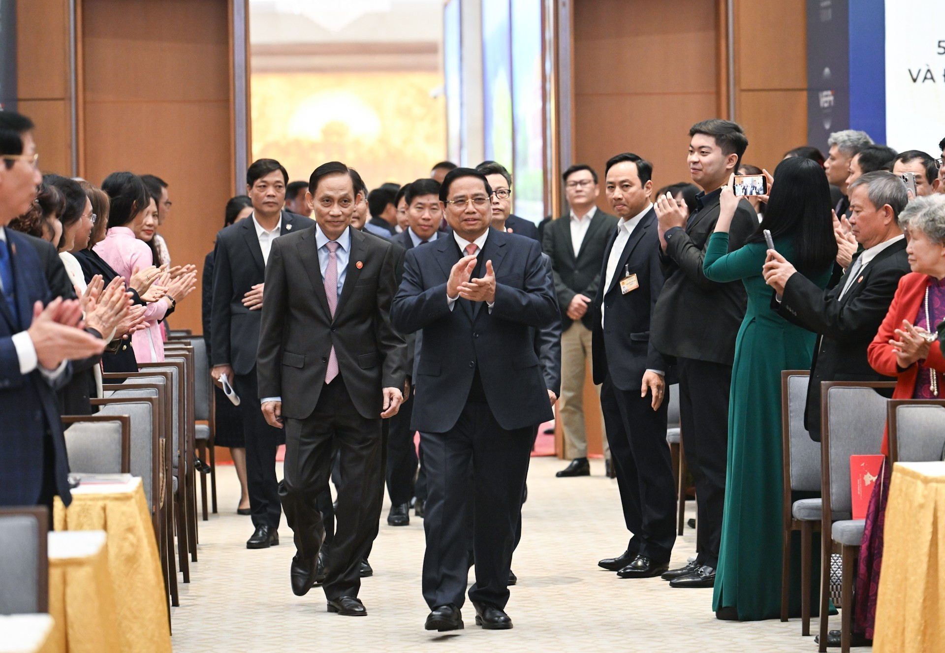 El primer ministro de Vietnam, Pham Minh Chinh, llega al acto de conmemoración del 50º aniversario del establecimiento del Comité Nacional de Fronteras y de su recepción de la Orden del Trabajo de primera clase.