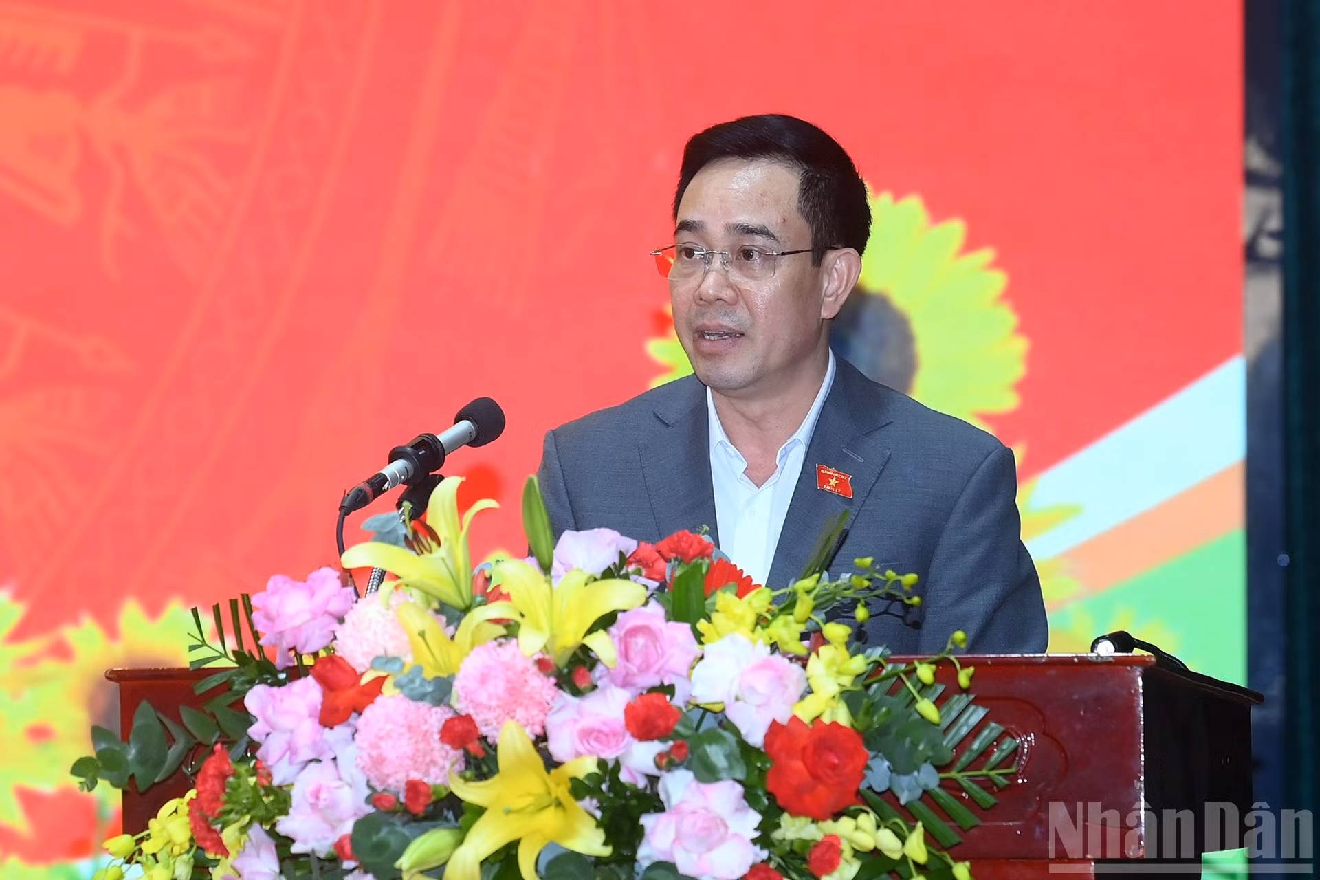 El diputado Nguyen Van Huy presenta un informe.