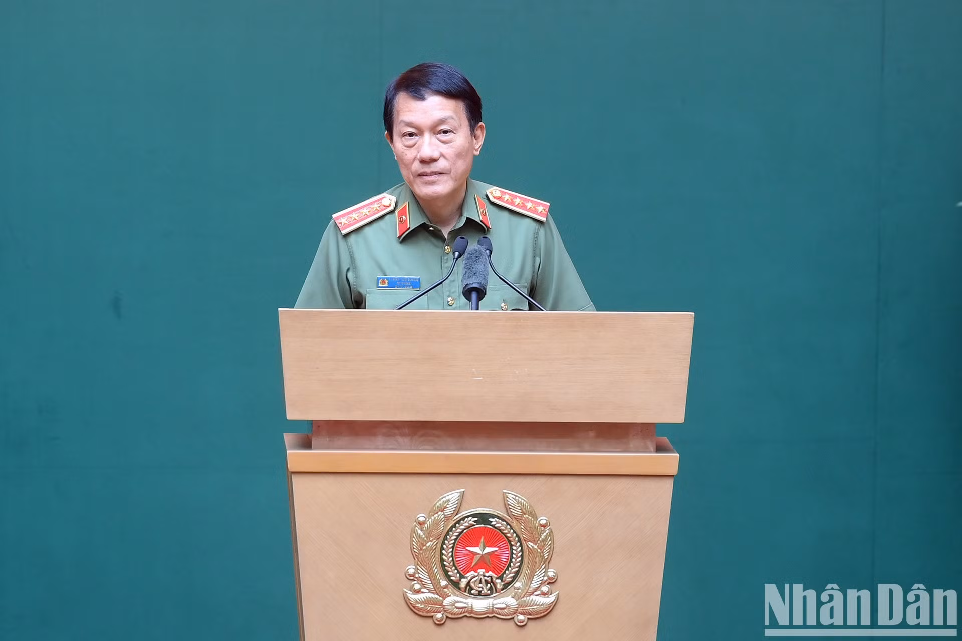 El general Luong Tam Quang, miembro del Buró Político del Comité Central del Partido, secretario de la Comisión Central de Seguridad Pública y ministro de Seguridad Pública, habla en la cita.