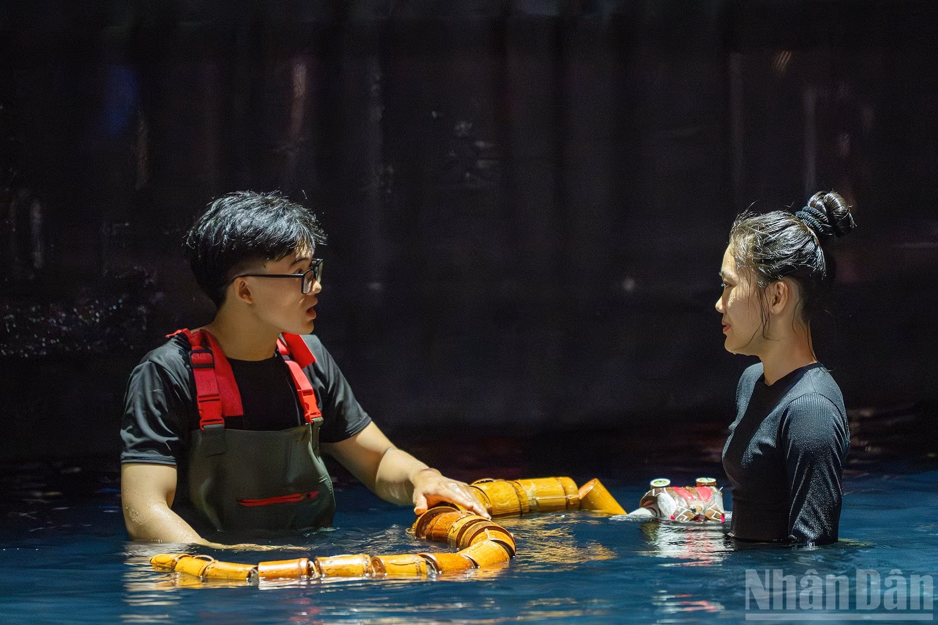 Pese a nunca haber recibido formación metódica, los actores aficionados sobresalen por su flexibilidad, agilidad y capacidad de reflexión sobre la cultura de su comunidad de origen. También su inocencia, sencillez y fuerza interior contribuyen a abonar un espíritu icónico de la obra.