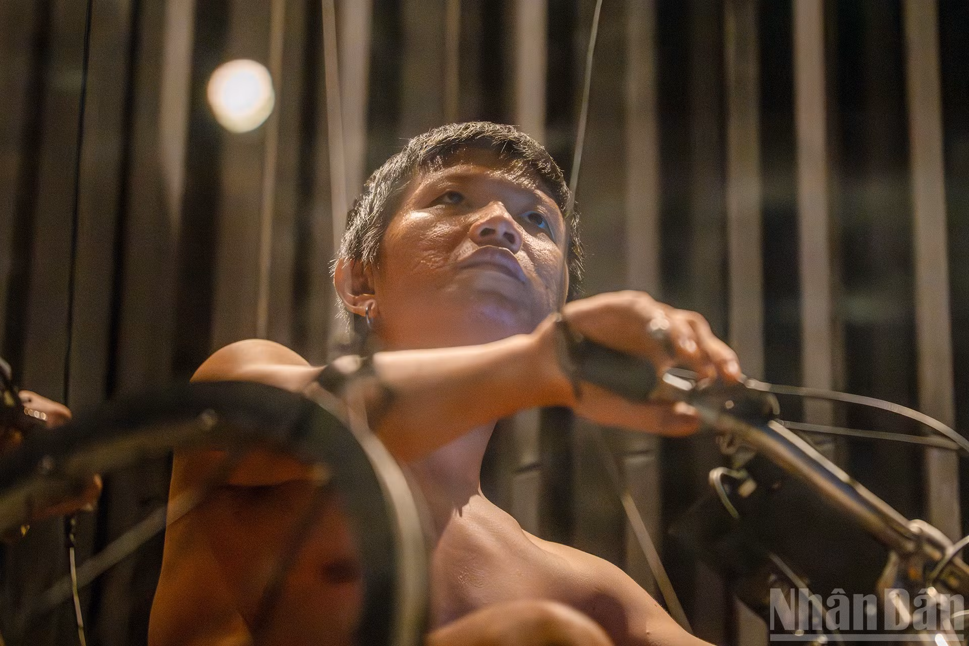 La técnica de controlar bicicletas atadas a marionetas de hilo con forma de tangram requiere una coordinación cadenciosa entre la física, las emociones y la creatividad. Se trata de una maniobra casi exclusiva de “Roi mo”.