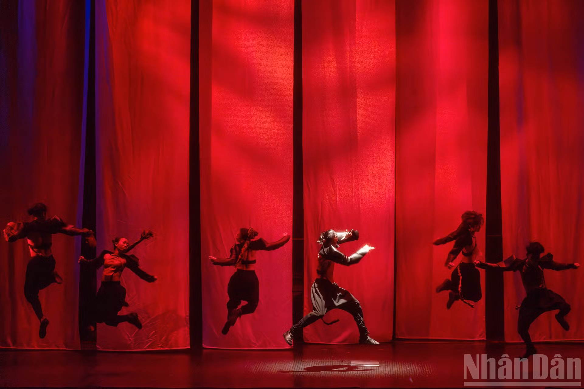 Más allá de interpretar el guion, los jóvenes artistas revitalizan las memorias culturales renovándolas con el lenguaje corporal, la música y el escenario contemporáneo, con lo cual el público puede llegar a tocar a fondo la identidad vietnamita.