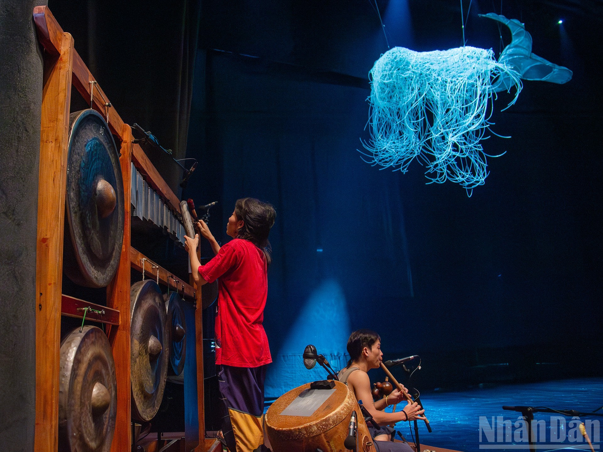 Al lado de un escenario diseñado con esmero, la pieza teatral fascina con un mundo sonoro rústico y encantador proveniente de aerófonos de los grupos étnicos autóctonos. Al lado de un escenario diseñado con esmero, la pieza teatral fascina con un mundo sonoro rústico y encantador proveniente de aerófonos de los grupos étnicos autóctonos.