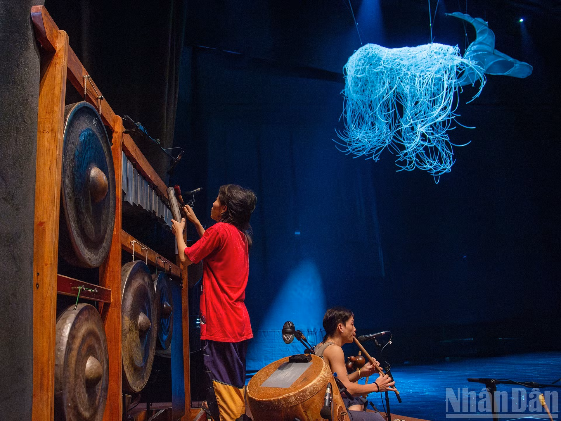 Al lado de un escenario diseñado con esmero, la pieza teatral fascina con un mundo sonoro rústico y encantador proveniente de aerófonos de los grupos étnicos autóctonos.