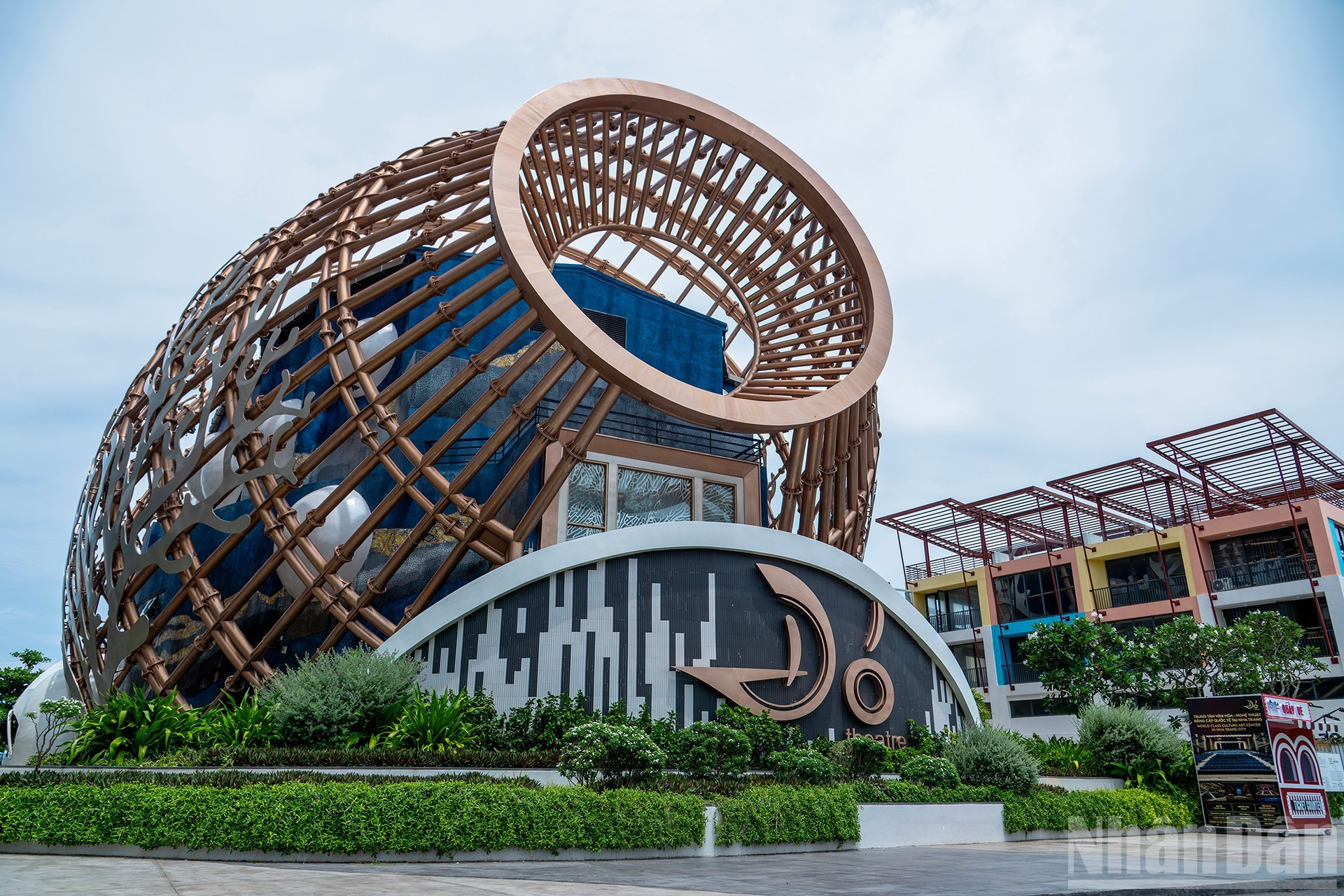 El alma del Teatro Do es la obra “Roi mo” (Títeres que sueñan), una renovación del arte de títeres de agua tradicional de Vietnam. Se trata de una experiencia imprescindible según quienes han visitado la ciudad costera de Nha Trang. El alma del Teatro Do es la obra “Roi mo” (Títeres que sueñan), una renovación del arte de títeres de agua tradicional de Vietnam. Se trata de una experiencia imprescindible según quienes han visitado la ciudad costera de Nha Trang.