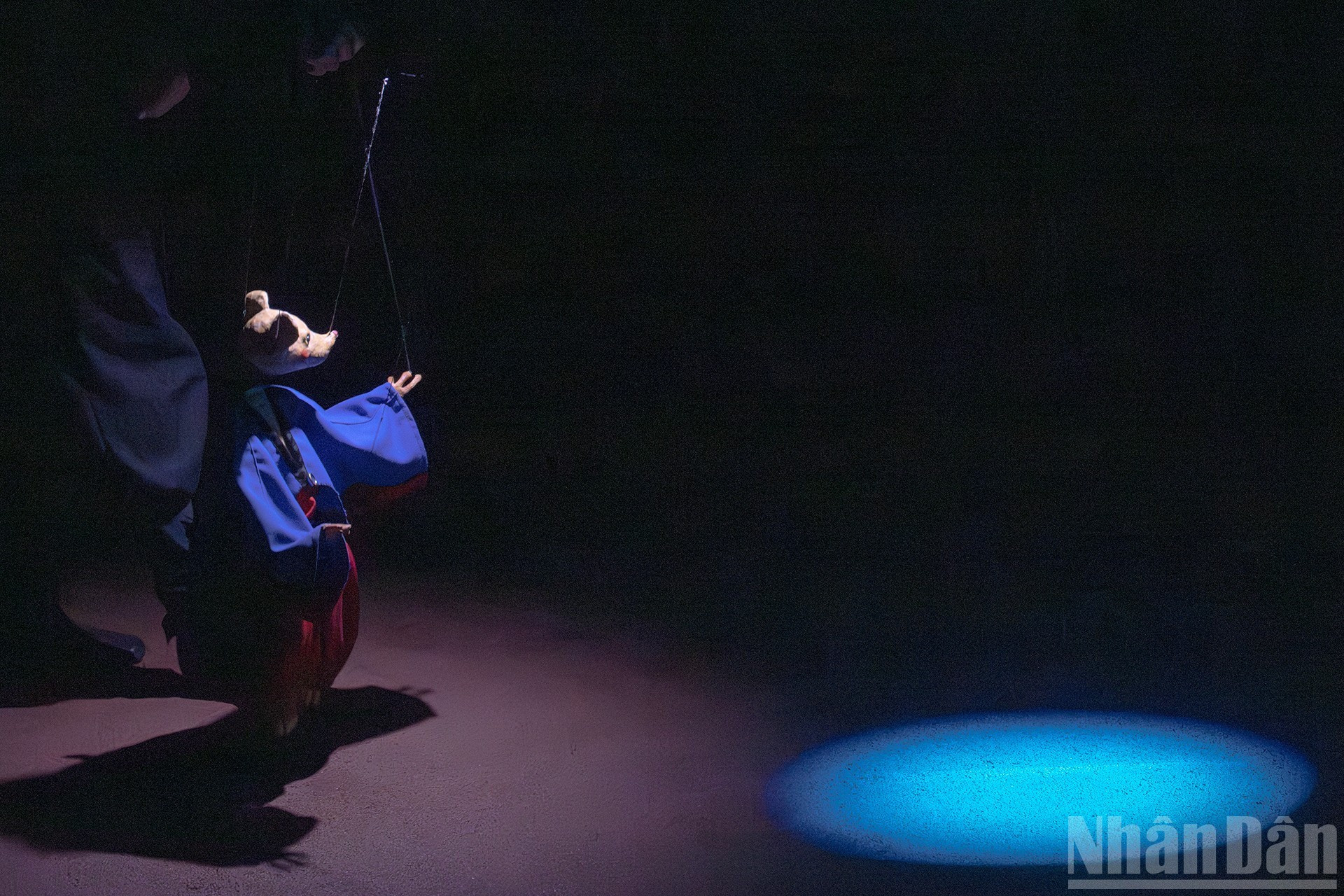En esta obra no hay letras, solo música, sonidos y melodías cantadas por pueblos indígenas. Este método innovador de teatralización ayuda a narrar la realidad de una manera flexible, humorística y a la vez con insinuaciones. En esta obra no hay letras, solo música, sonidos y melodías cantadas por pueblos indígenas. Este método innovador de teatralización ayuda a narrar la realidad de una manera flexible, humorística y a la vez con insinuaciones.