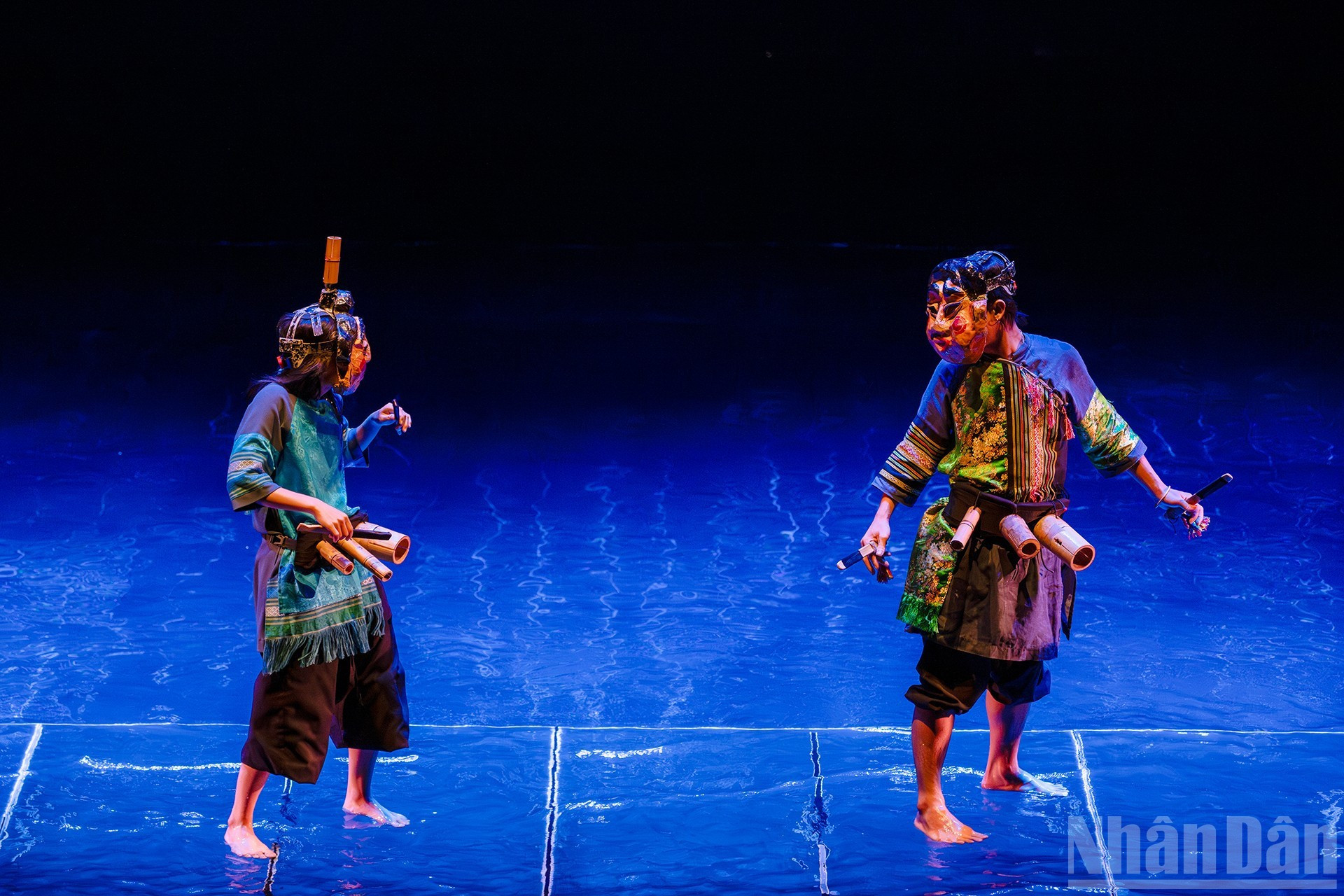 Con animadas máscaras folclóricas, coloridos trajes de brocado y accesorios puramente vietnamitas elaborados por ellos mismos, los artistas recrean de forma vivaz y creativa imágenes, ritmos y el espíritu de las herencias culturales tradicionales. Con animadas máscaras folclóricas, coloridos trajes de brocado y accesorios puramente vietnamitas elaborados por ellos mismos, los artistas recrean de forma vivaz y creativa imágenes, ritmos y el espíritu de las herencias culturales tradicionales.