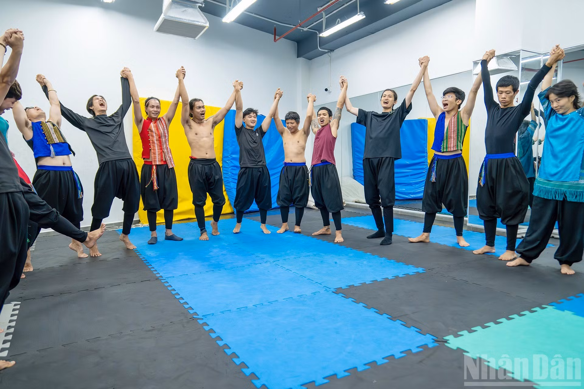 Los artistas se toman las manos para armarse de fuerza moral antes de salir cada vez al escenario. El teatro se ocupa siempre de proporcionar a cada empleado el espacio que necesitan para desarrollarse y sentir apego duradero con el establecimiento y con sus colegas.