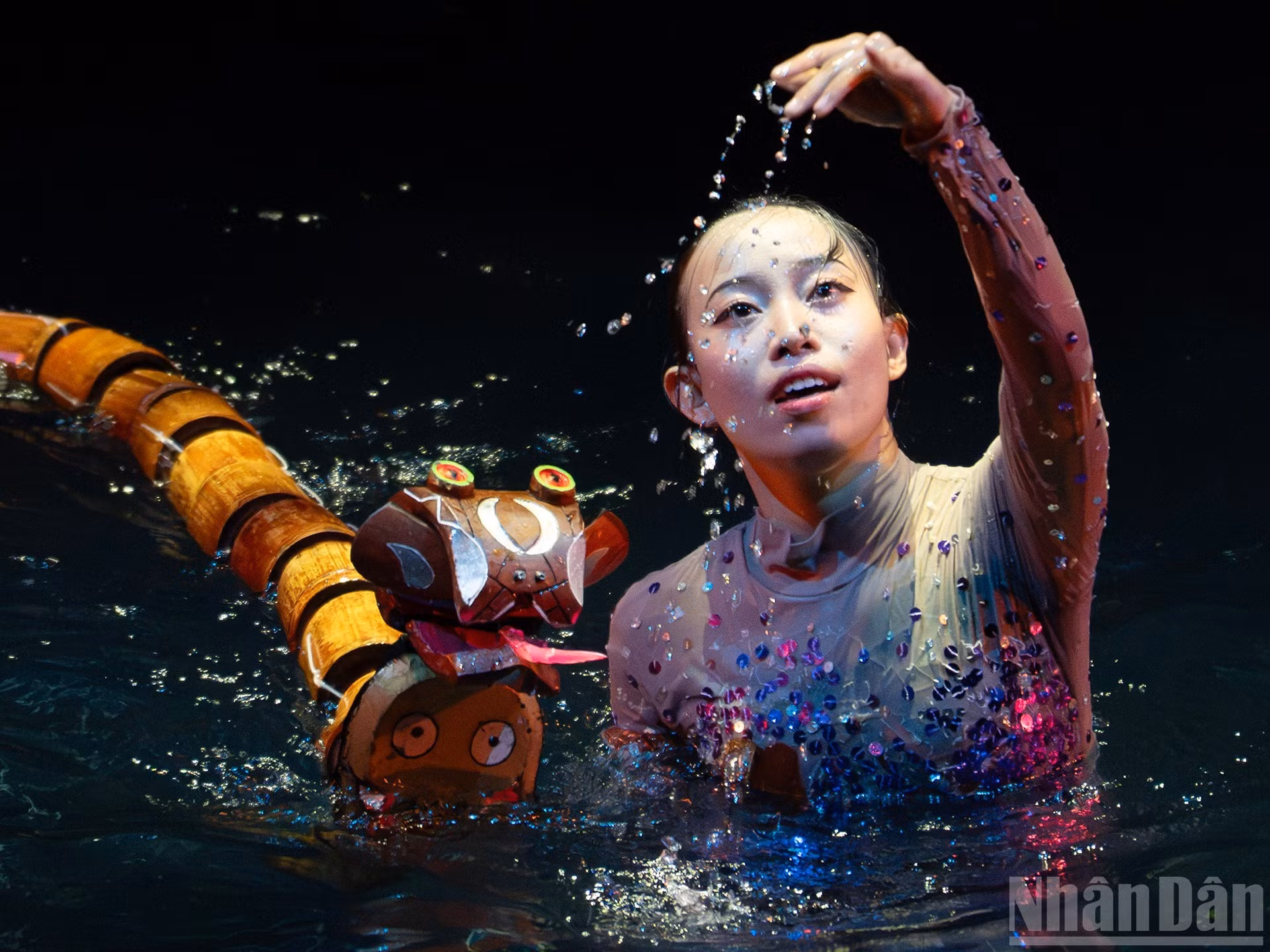 "Es motivo de orgullo y conmovedor que la cultura de nuestro grupo esté presente en el gran escenario y reciba la acogida del público", expresa la danzarina contemporánea Van Thi Ngoc Huyen, de la etnia cham. En el programa ofrece un impresionante solo que combina marionetas de bambú con forma de serpiente submarina, inspirado en el legendario dios serpiente Naga de su comunidad étnica.