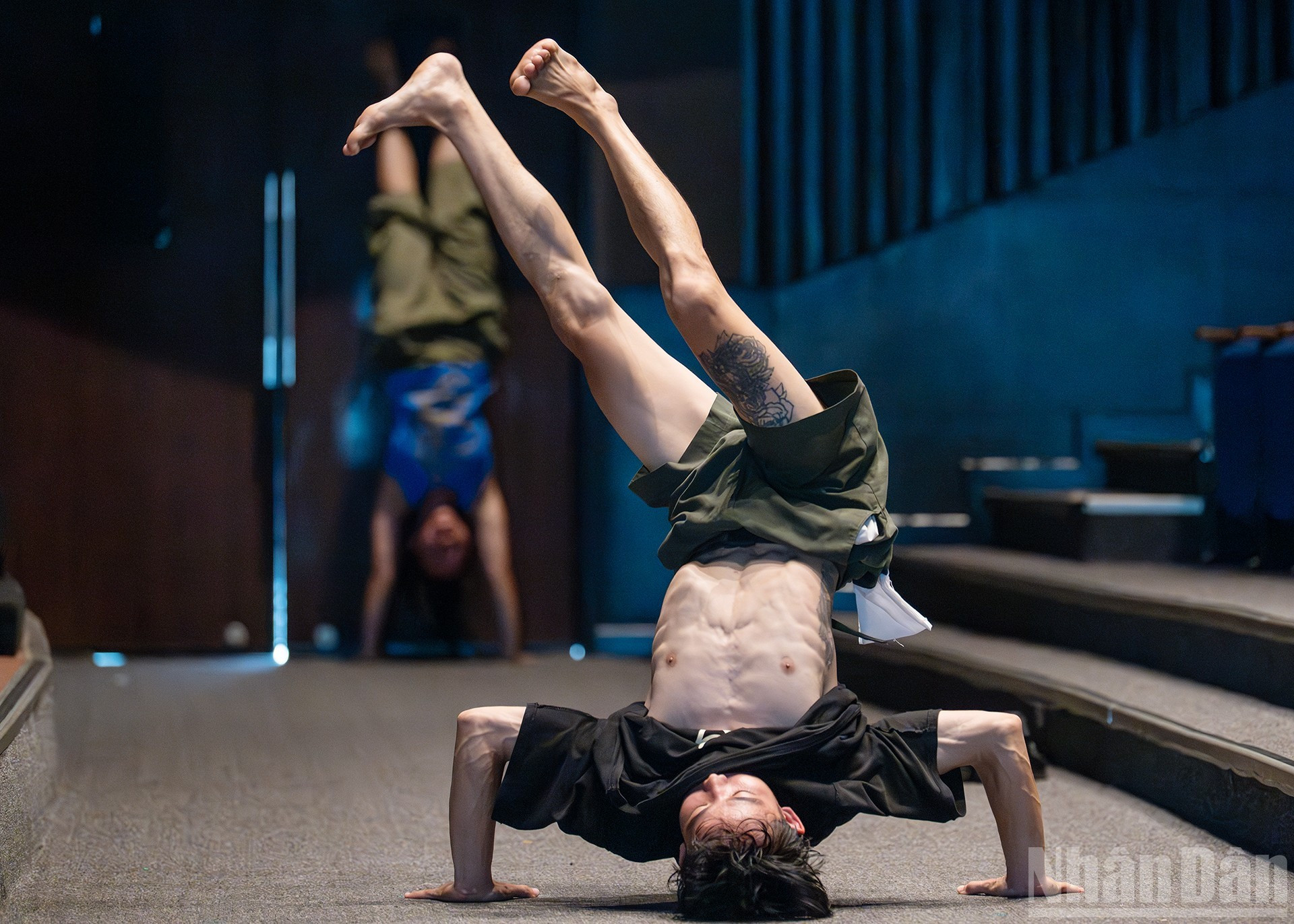 Antes de subir al escenario, los artistas se entrenan durante horas para que cada ademán y aliento se convierta en el lenguaje más auténtico de sus emociones. Antes de subir al escenario, los artistas se entrenan durante horas para que cada ademán y aliento se convierta en el lenguaje más auténtico de sus emociones.