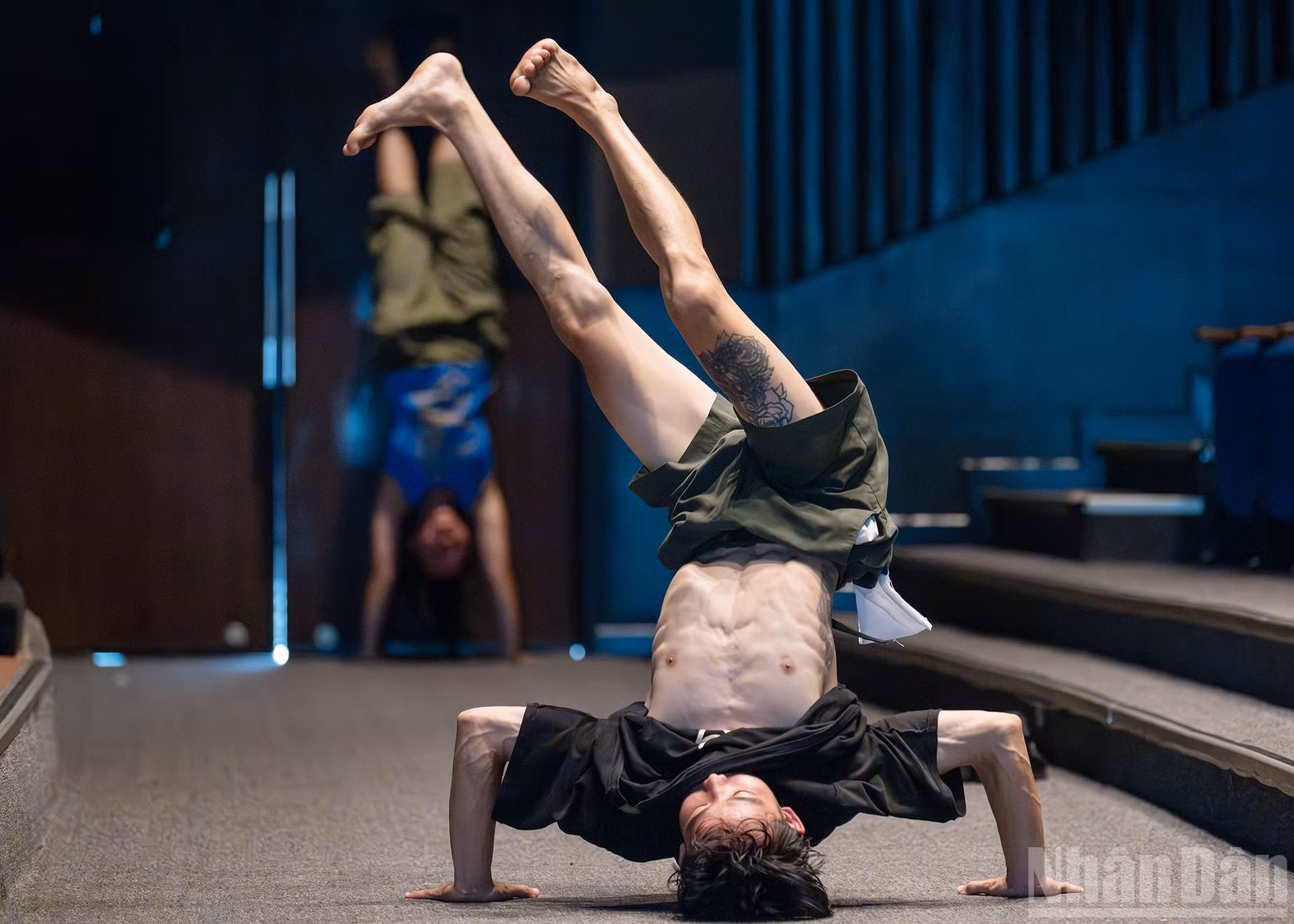 Antes de subir al escenario, los artistas se entrenan durante horas para que cada ademán y aliento se convierta en el lenguaje más auténtico de sus emociones.