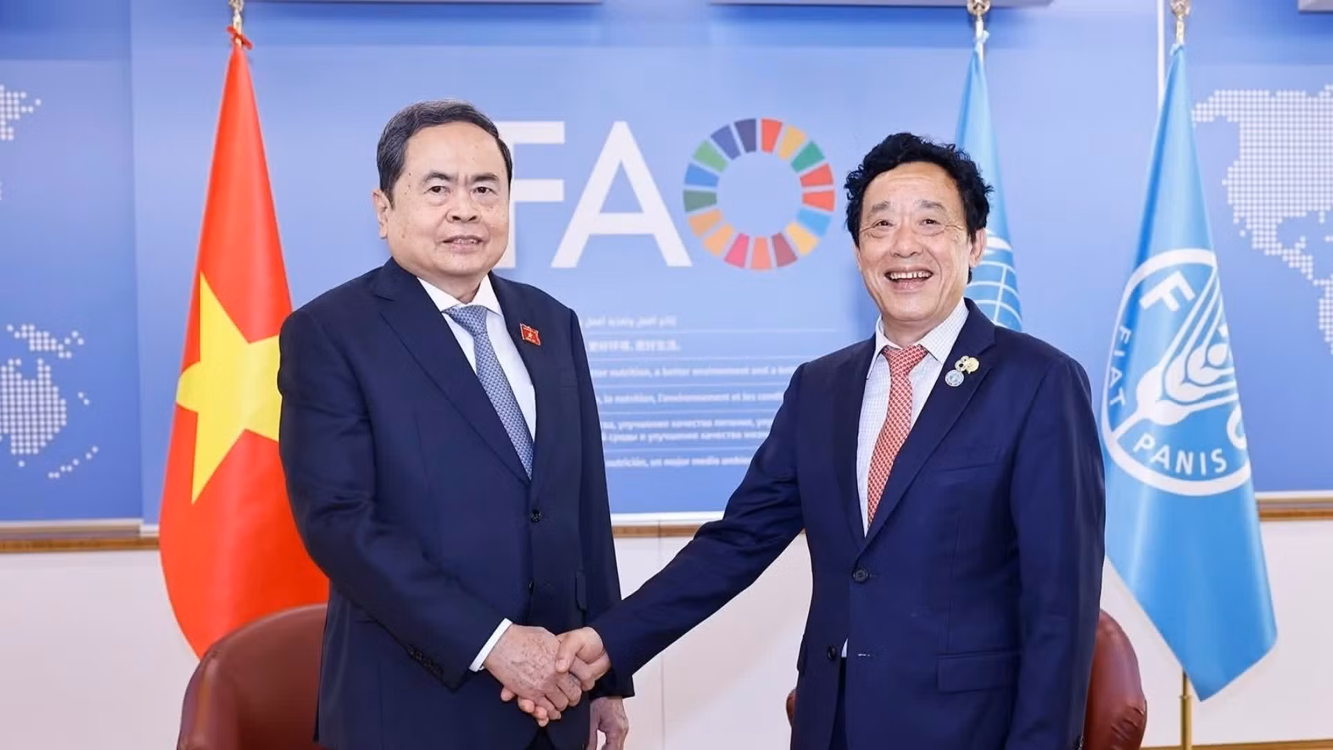 El presidente de la Asamblea Nacional de Vietnam, Tran Thanh Man (izquierda), y el director general de la Organización de las Naciones Unidas para la Alimentación y la Agricultura, Qu Dongyu.