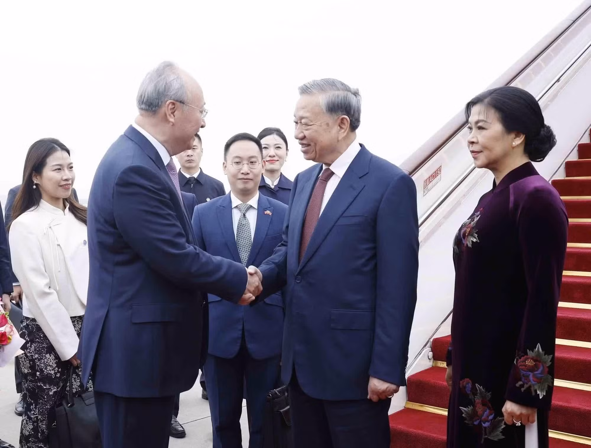 Vista de la ceremonia de bienvenida al secretario general del Partido Comunista de Vietnam y presidente del país, To Lam, y su cónyuge en el Aeropuerto Internacional de Pekín-Capital.