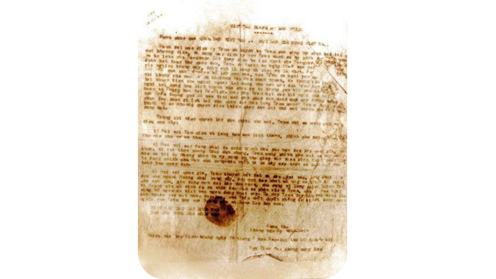Edicto de abdicación del rey Bao Dai, 28 de agosto de 1945. (Foto de objetos en el Museo Nacional de Historia) Edicto de abdicación del rey Bao Dai, 28 de agosto de 1945. (Foto de objetos en el Museo Nacional de Historia)
