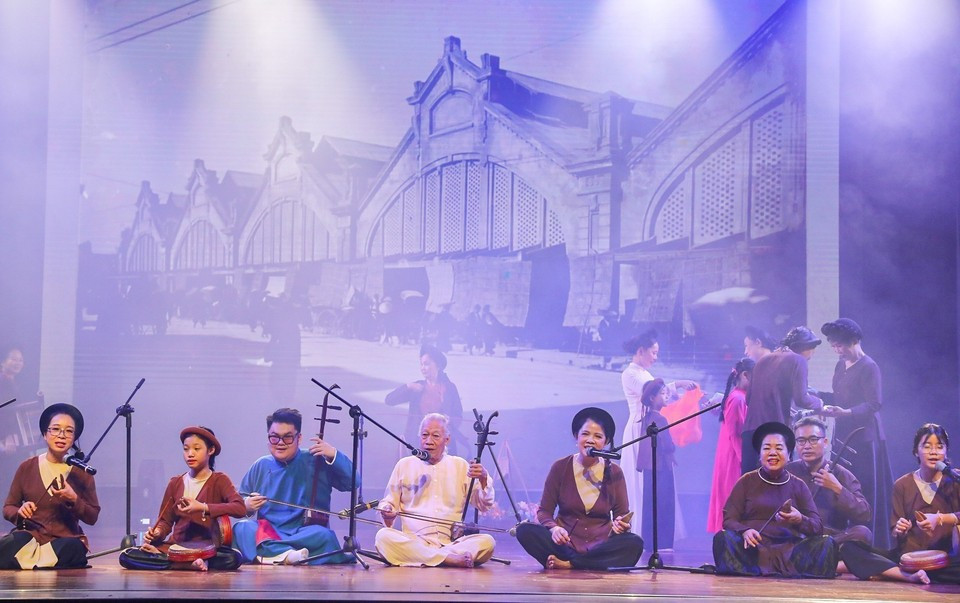 Interpretación de “La mayor alegría en el mercado de Dong Xuan”, una obra del canto “Xam” (conocido como el canto de los mendigos, un género musical muy ligado a la vida de las personas con discapacidad visual). Interpretación de “La mayor alegría en el mercado de Dong Xuan”, una obra del canto “Xam” (conocido como el canto de los mendigos, un género musical muy ligado a la vida de las personas con discapacidad visual).