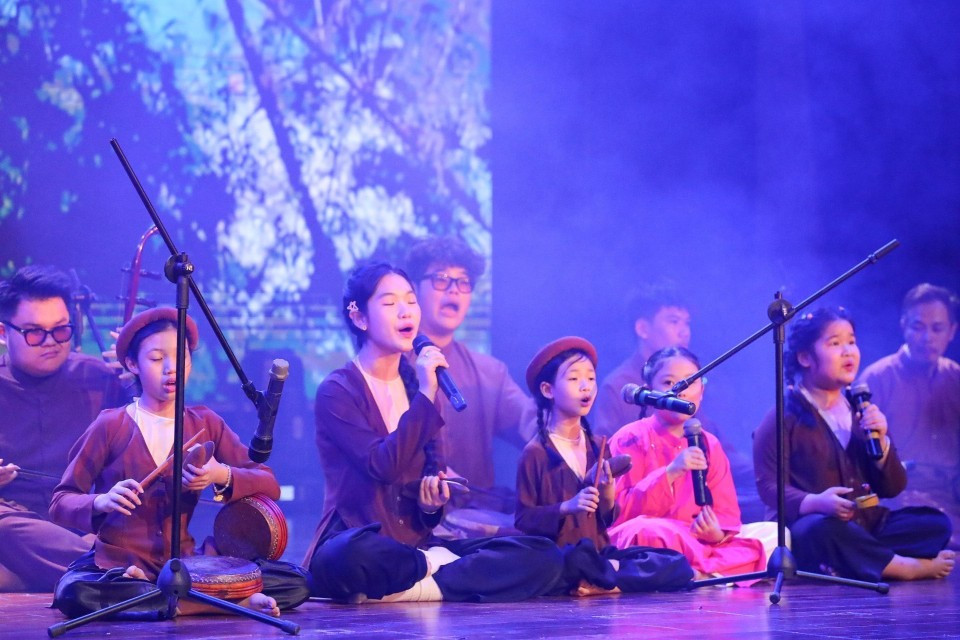 La pieza del Canto Xam “Bambú de Vietnam”, interpretada por el Centro de Artes Tradicionales Unesco Hanói junto con el grupo musical Tre Xanh (Bambú Verde). La pieza del Canto Xam “Bambú de Vietnam”, interpretada por el Centro de Artes Tradicionales Unesco Hanói junto con el grupo musical Tre Xanh (Bambú Verde).