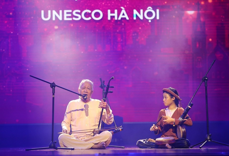 Xuan Hoach, uno de los tres artistas vietnamitas reconocidos por la organización World Masters como Maestros del Mundo, actúa junto a su nieta. Xuan Hoach, uno de los tres artistas vietnamitas reconocidos por la organización World Masters como Maestros del Mundo, actúa junto a su nieta.