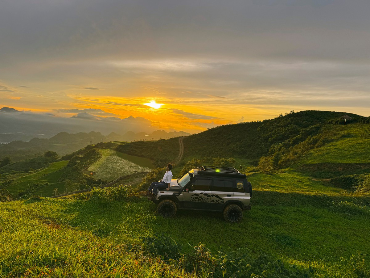 El camino a Suoi Bon incluye pasos montañosos escarpados y estrechos que se vuelven bastante resbaladizos en los días de lluvia. Se recomienda a quienes no sean muy diestros en la conducción que aparquen su vehículo al pie de las cuestas y continúen a pie.