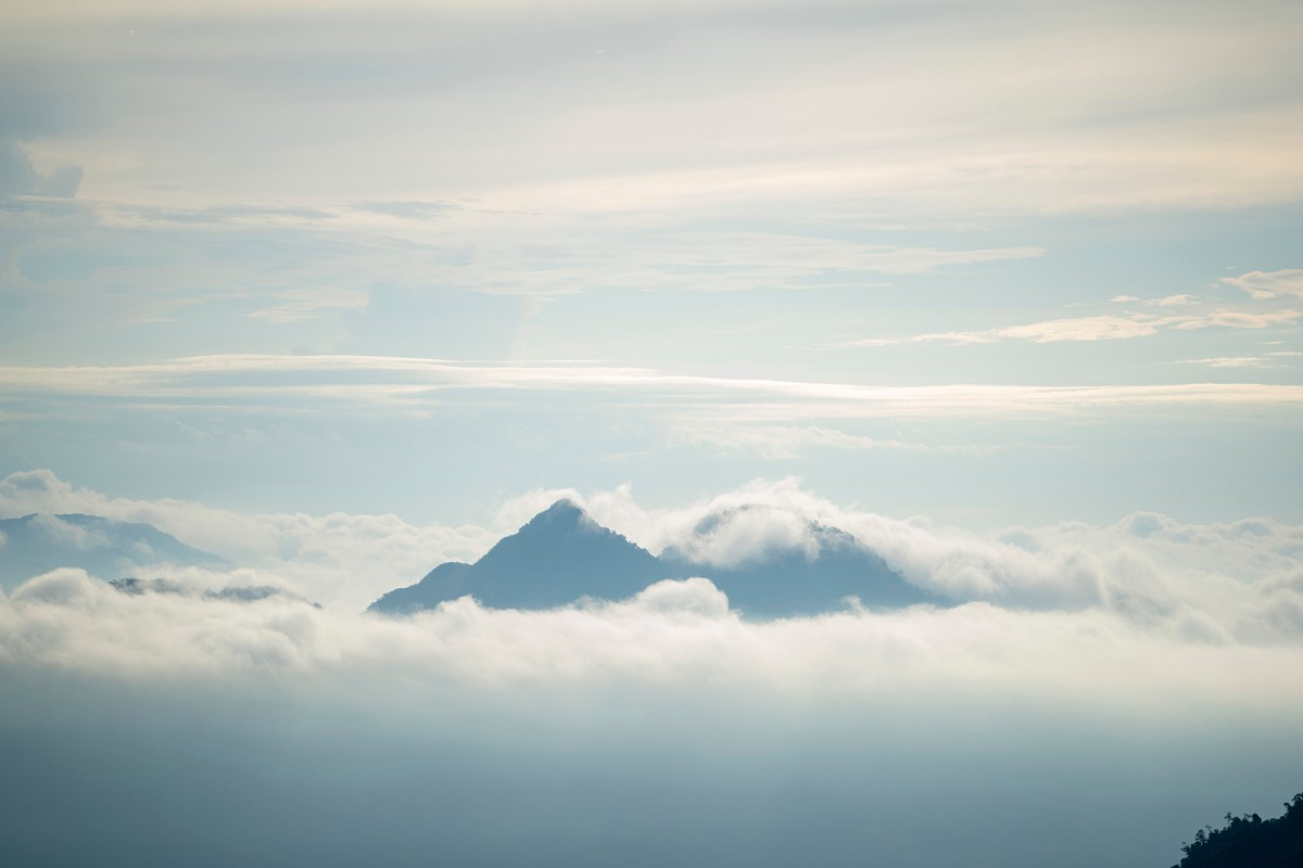 El mejor momento para recorrer el área es de las 5:00 a las 8:00, cuando se levanta el sol y si tiene suerte el viajero puede sumergirse en nubes flotantes entre montes. Por la tarde, de las 16:00 a las 17:30 también le espera un bonito paisaje: el atardecer tiñe de dorado todo el firmamento.