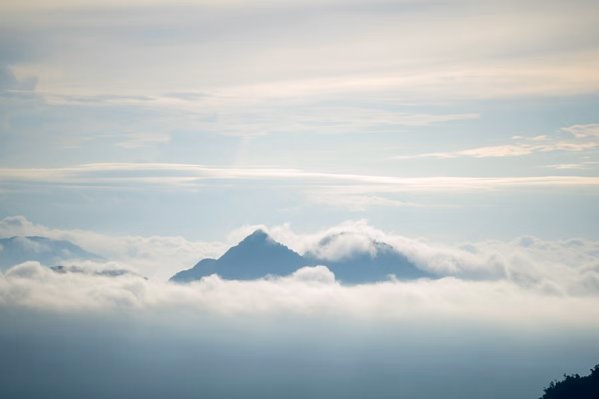 El mejor momento para recorrer el área es de las 5:00 a las 8:00, cuando se levanta el sol y si tiene suerte el viajero puede sumergirse en nubes flotantes entre montes. Por la tarde, de las 16:00 a las 17:30 también le espera un bonito paisaje: el atardecer tiñe de dorado todo el firmamento.