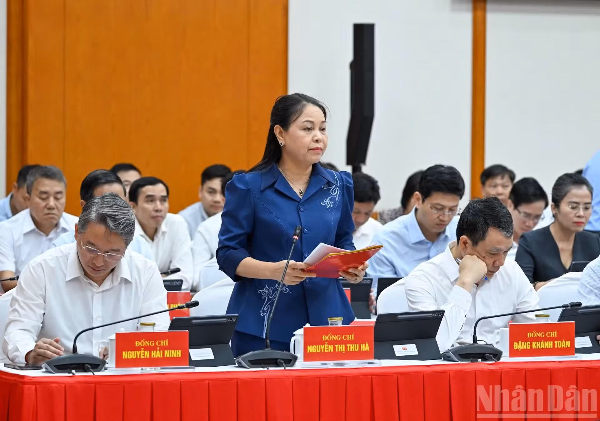 La jefa adjunta permanente de la Oficina del PCV, Nguyen Thi Thu Ha, presenta un informe.