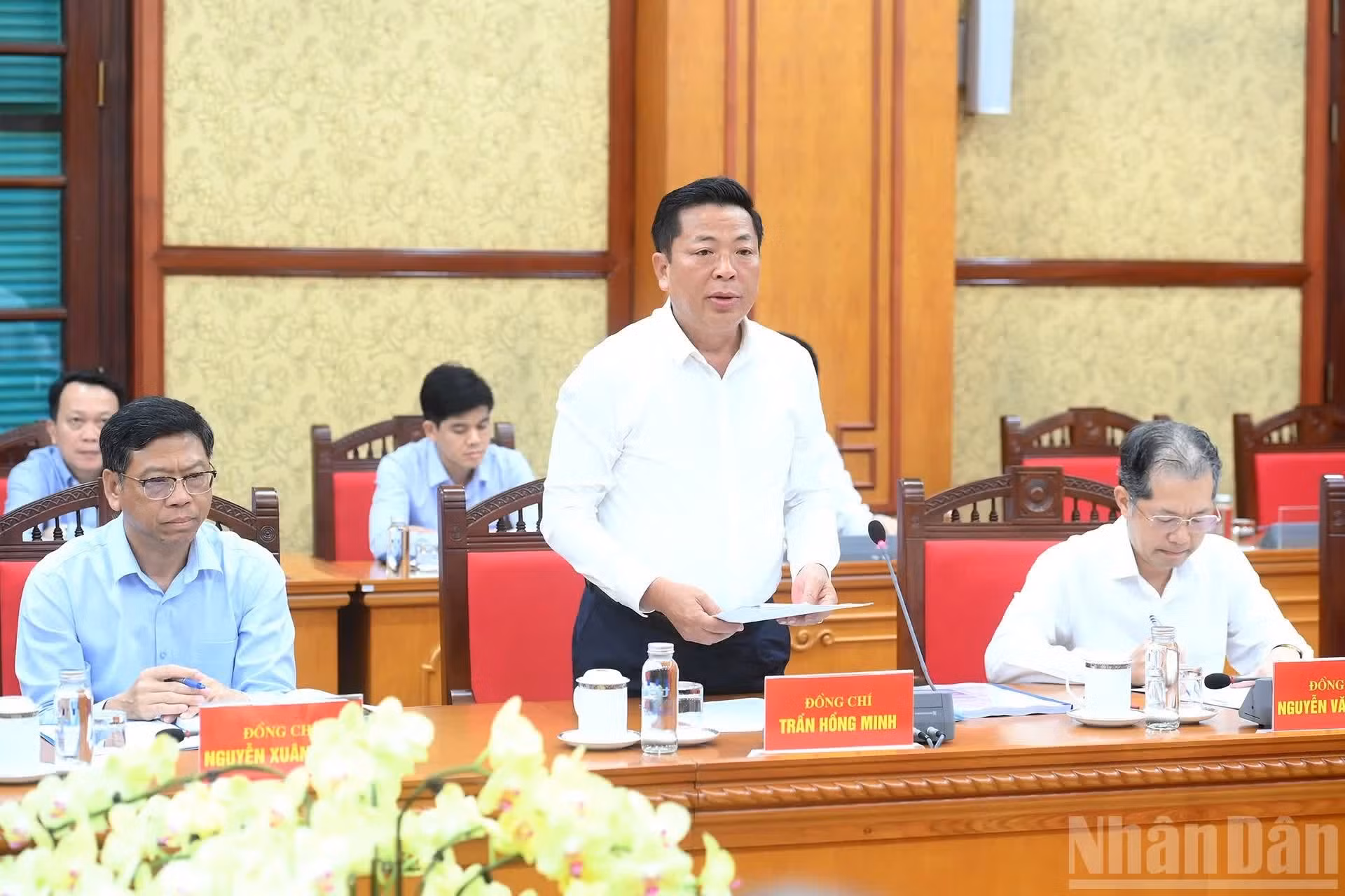 El ministro de Construcción, Tran Hong Minh, habla en la reunión.