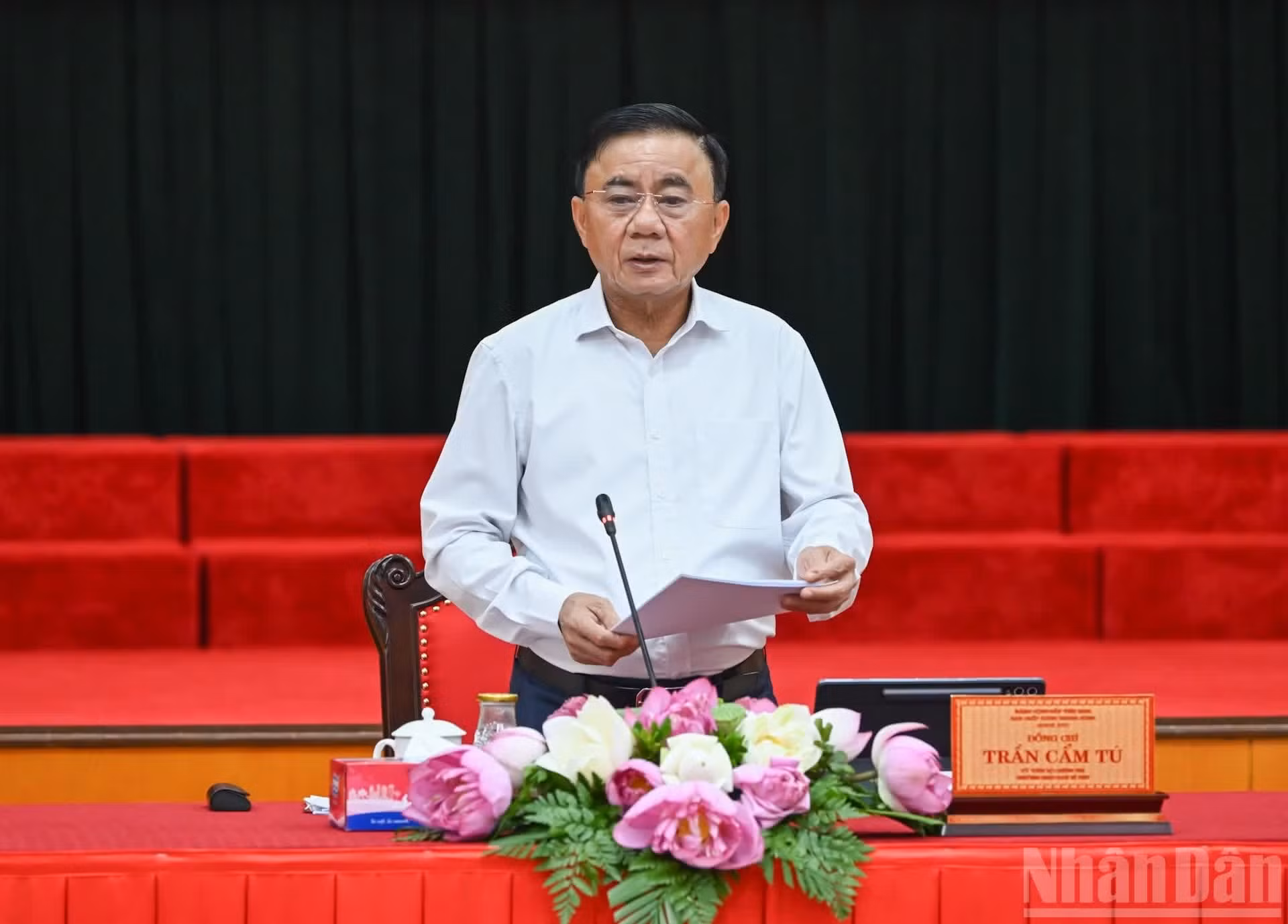 El integrante del Buró Político y miembro permanente del Secretariado del Comité Central del Partido Comunista de Vietnam, Tran Cam Tu, dicta los contenidos por debatir durante la sesión.