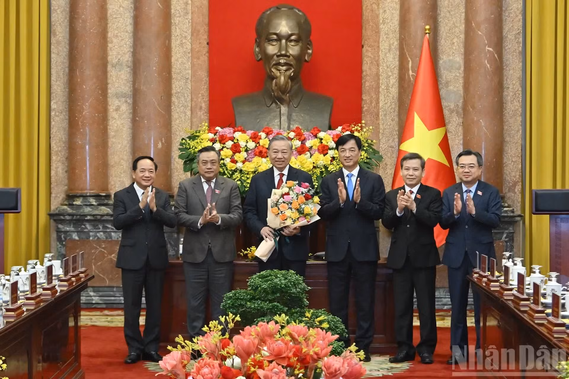Dirigentes presentes en el acto felicitan al secretario general del Partido y presidente de Vietnam, To Lam.