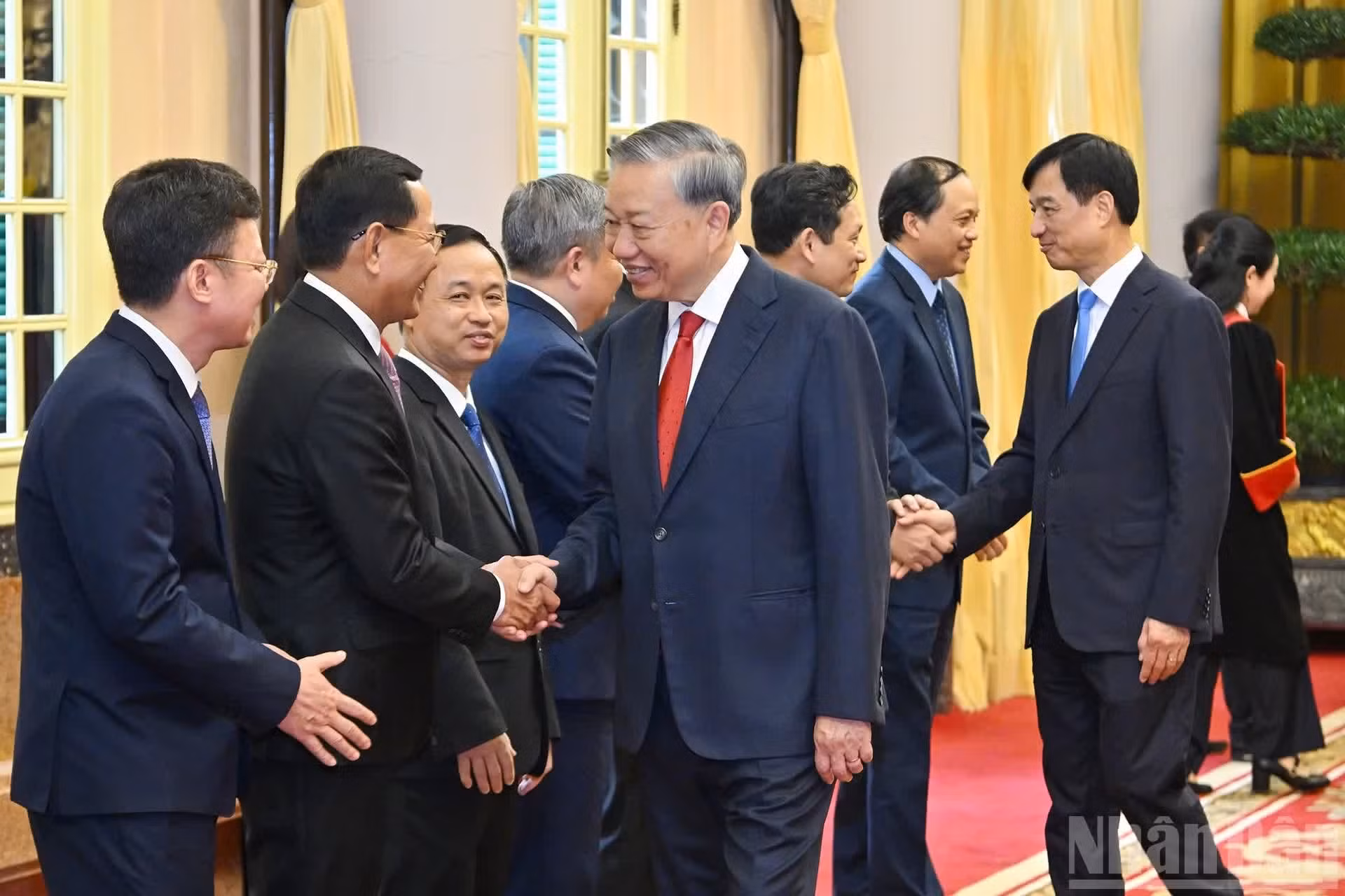 El secretario general del Partido Comunista de Vietnam y presidente del país, To Lam, y el jefe de la Comisión de Organización del Comité Central del Partido, Nguyen Duy Ngoc, llegan al acto.