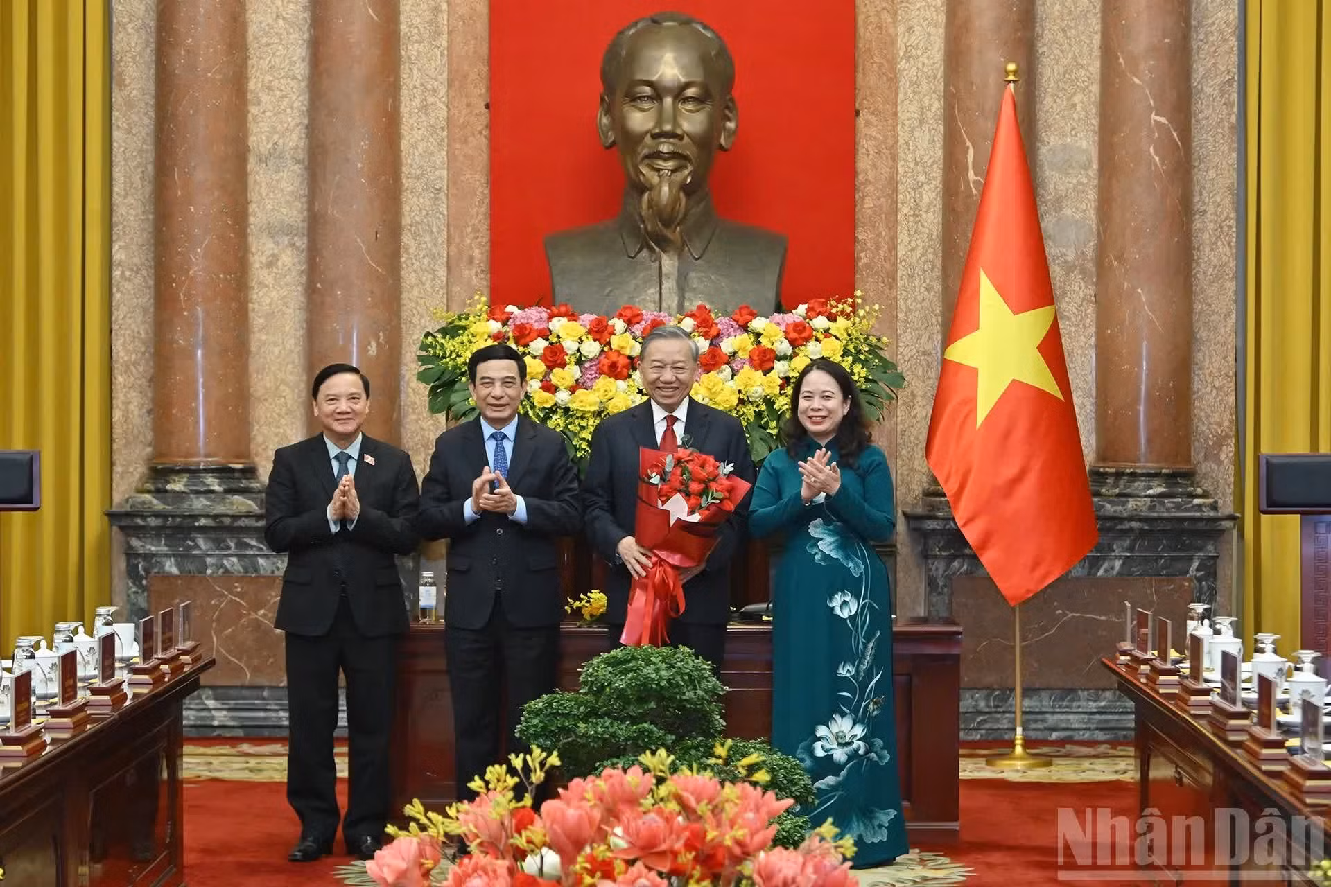 Dirigentes presentes en el acto felicitan al secretario general del Partido y presidente de Vietnam, To Lam.