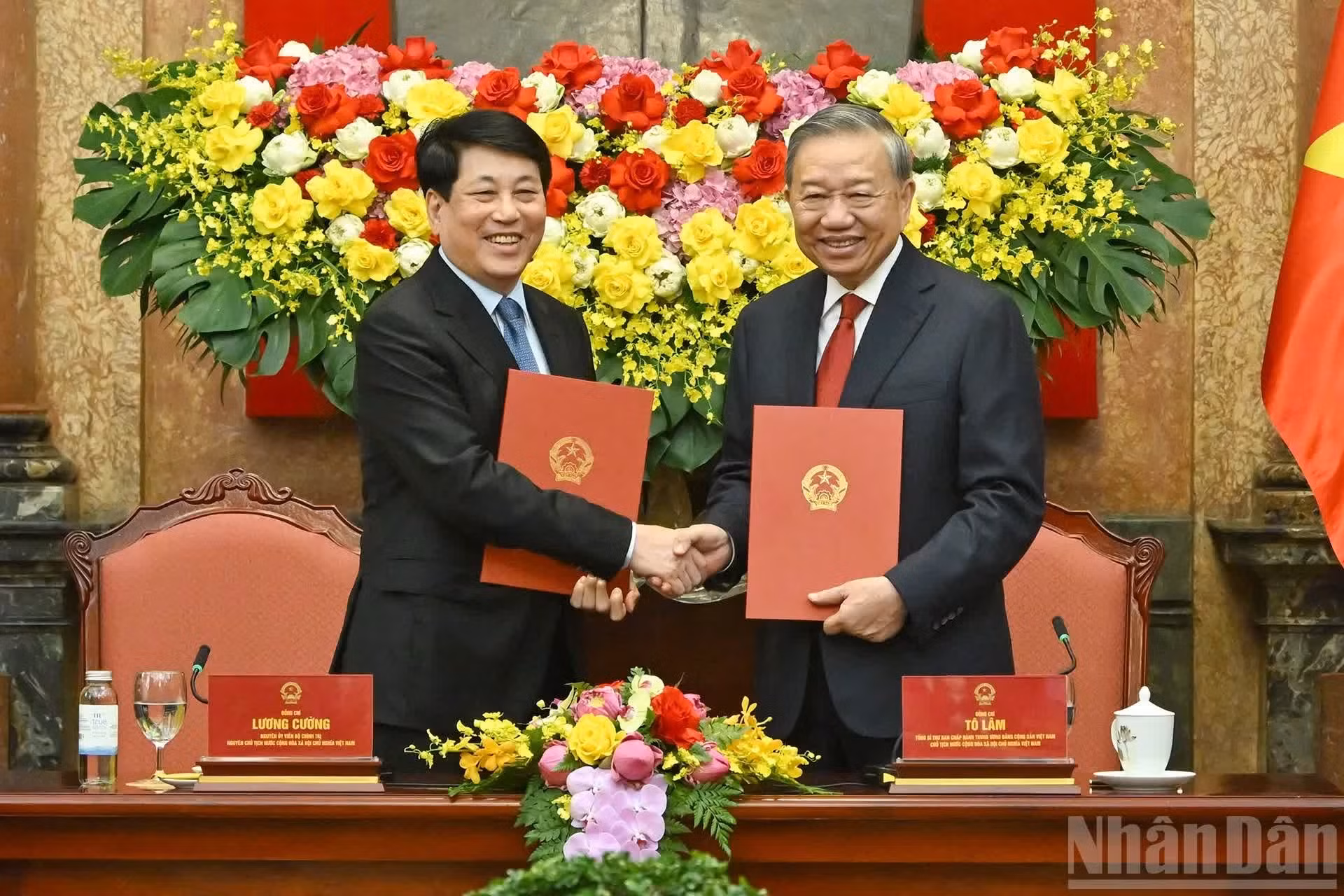 El secretario general del Partido Comunista de Vietnam y presidente del Estado, To Lam, y el expresidente Luong Cuong firman el acta de transferencia de la presidencia.