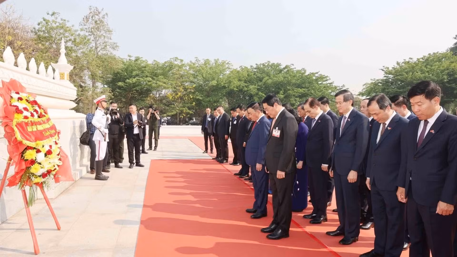 La delegación de alto nivel encabezada por Tran Cam Tu, miembro del Buró Político y permanente del Comité Central del Partido Comunista de Vietnam, presenta sus respetos a los soldados caídos de la nación vecina.