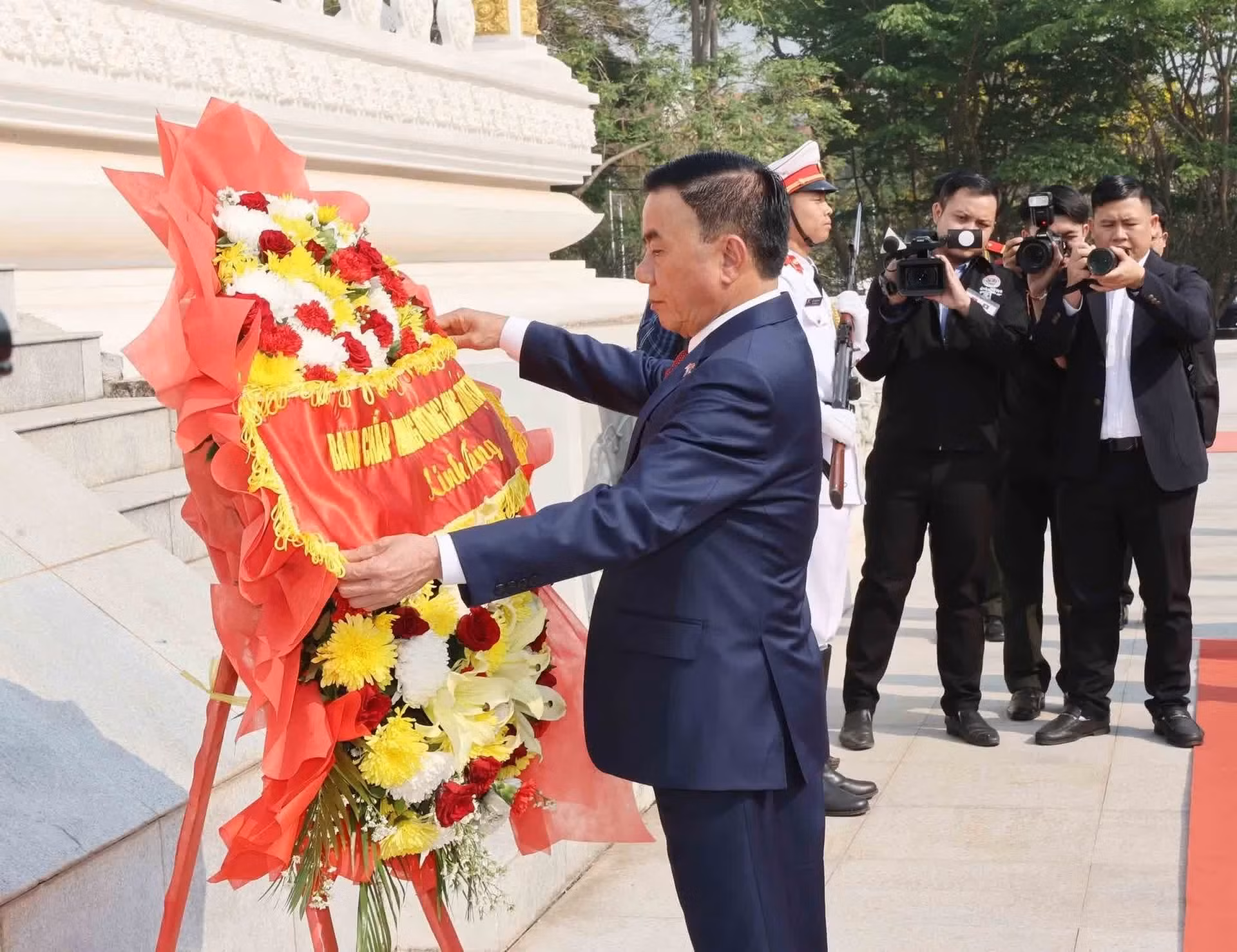 El miembro del Buró Político y permanente del Comité Central del Partido Comunista de Vietnam, Tran Cam Tu, coloca una ofrenda floral al frente del Monumento.
