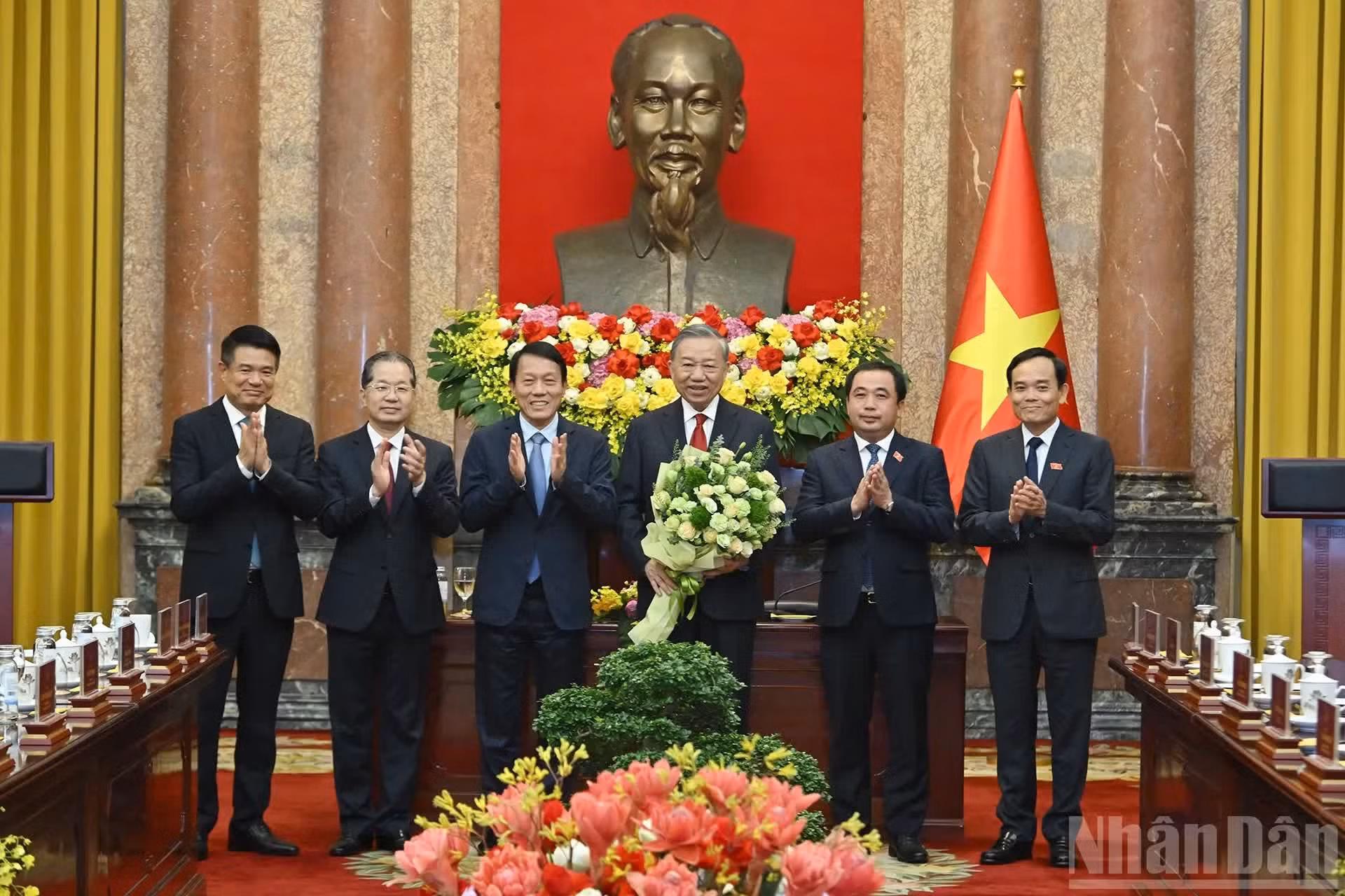 Dirigentes presentes en el acto felicitan al secretario general del Partido y presidente de Vietnam, To Lam.
